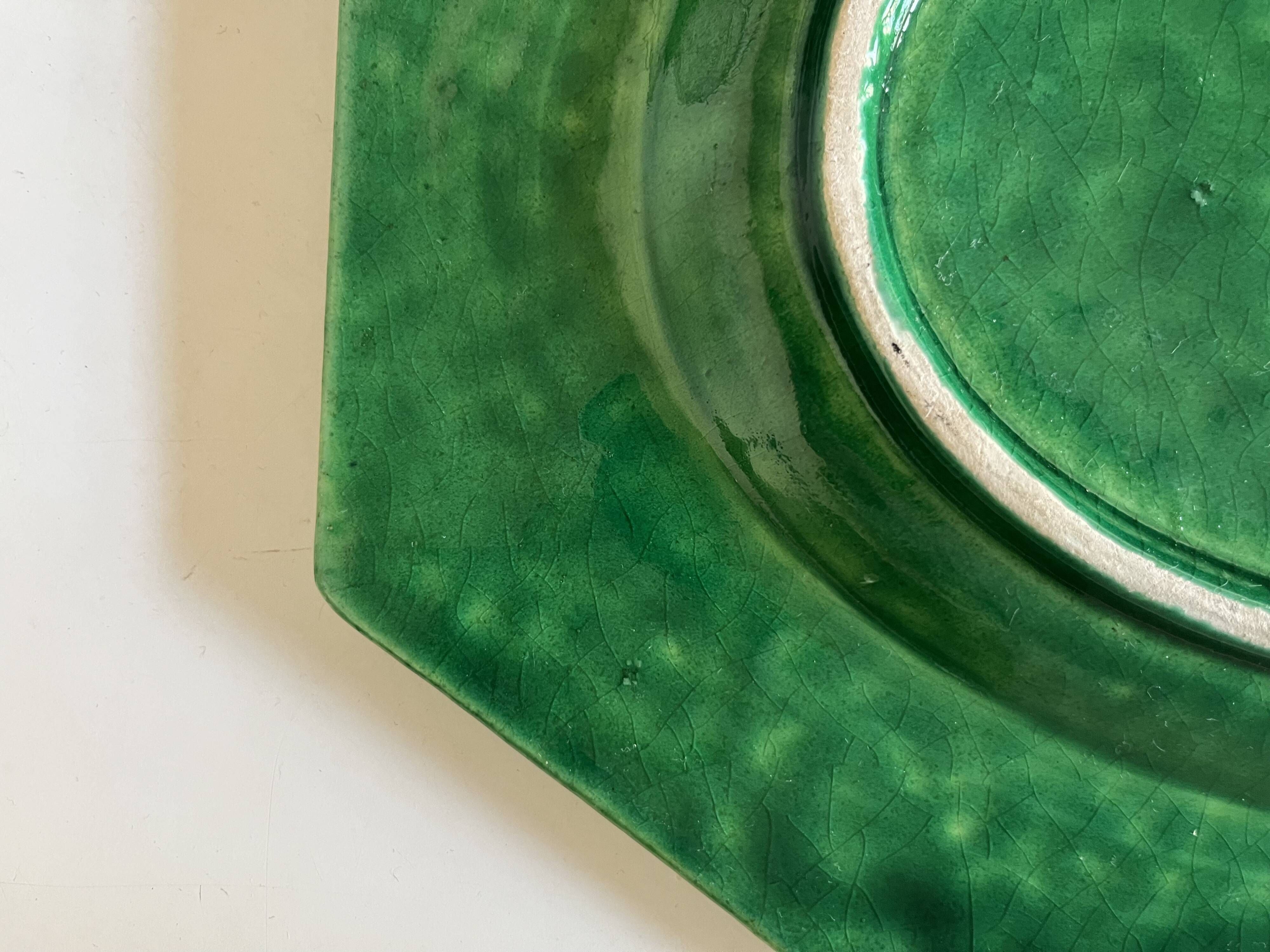 Plat néoclassique octogonal perles en terre vernissée vert XL