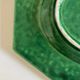 Plat néoclassique octogonal perles en terre vernissée vert XL