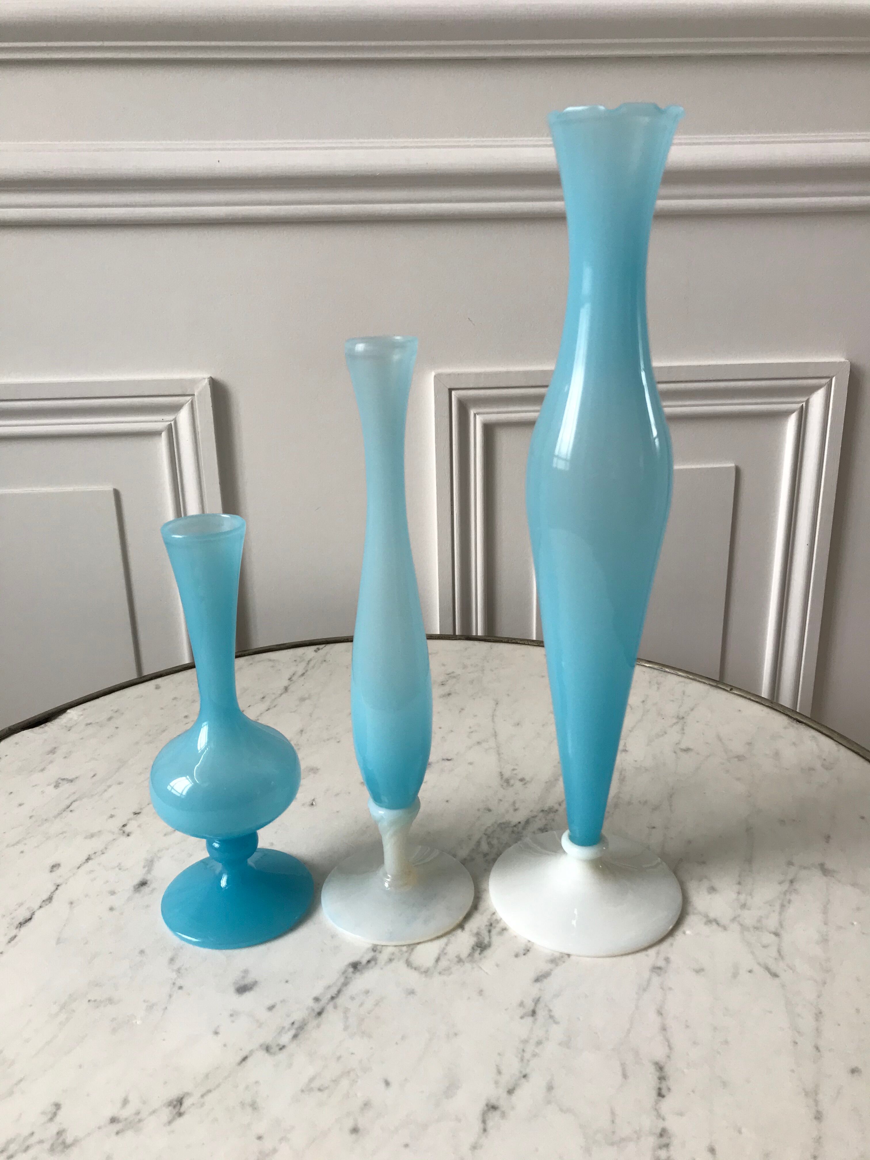 Vase en opaline bleu ciel années 50