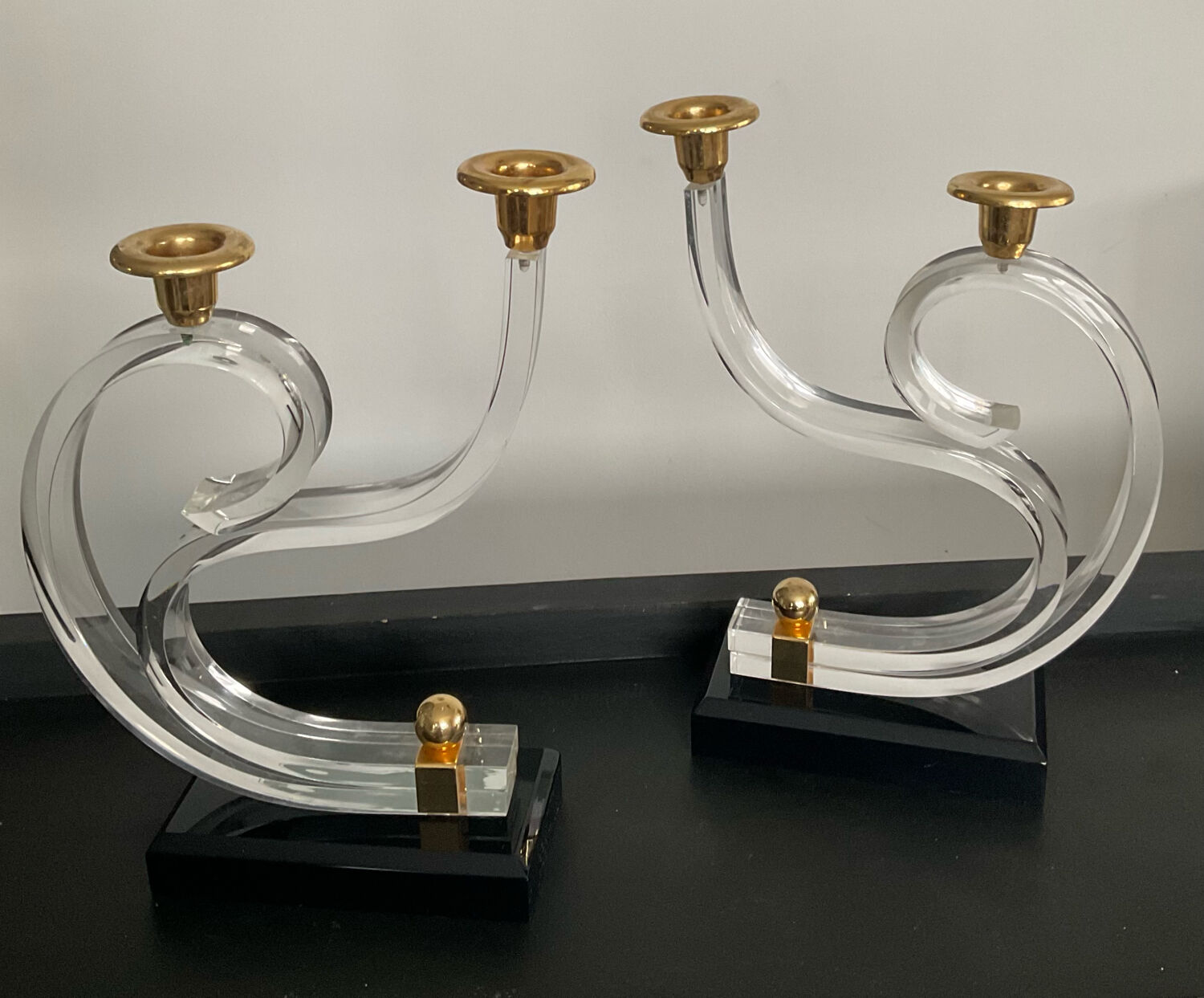Pair of Hollywood Regency candlesticks in lucite and brass
