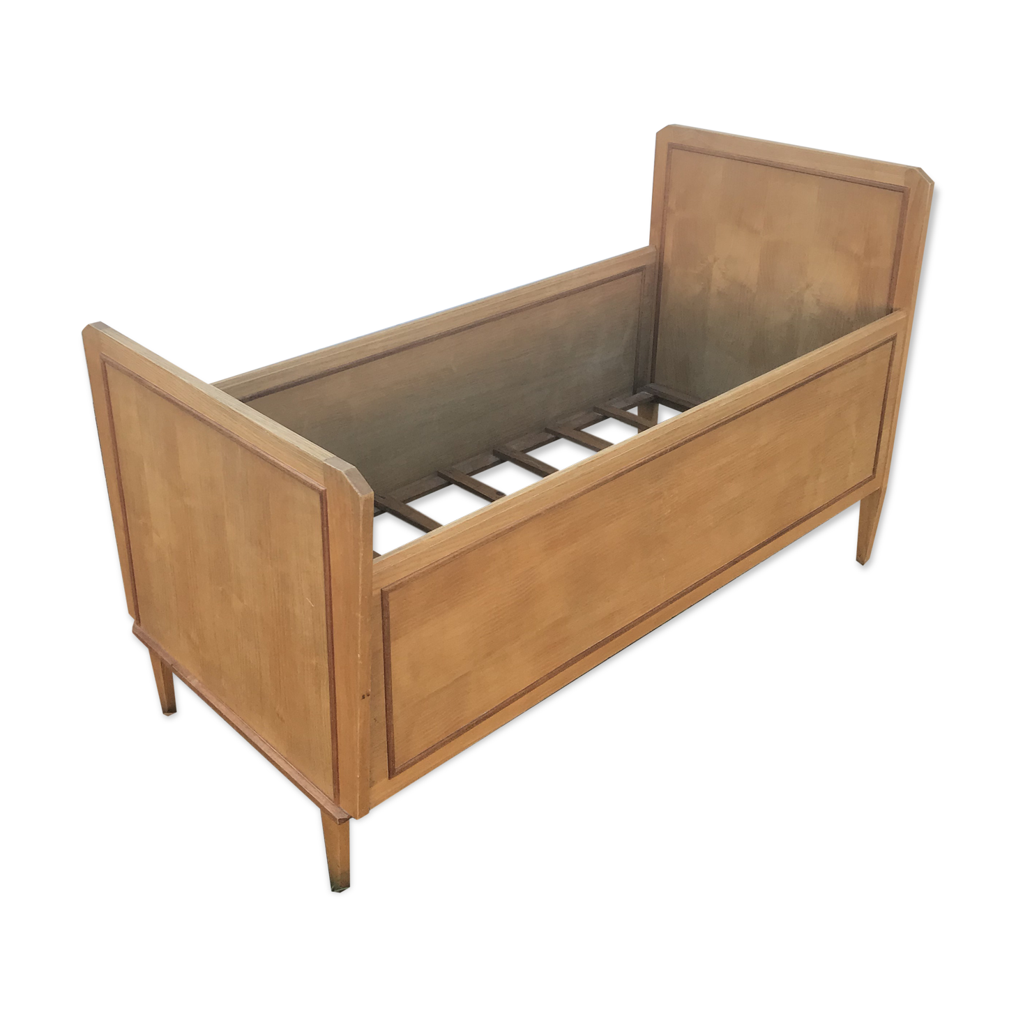 Lit bébé scandinave bois pieds compas