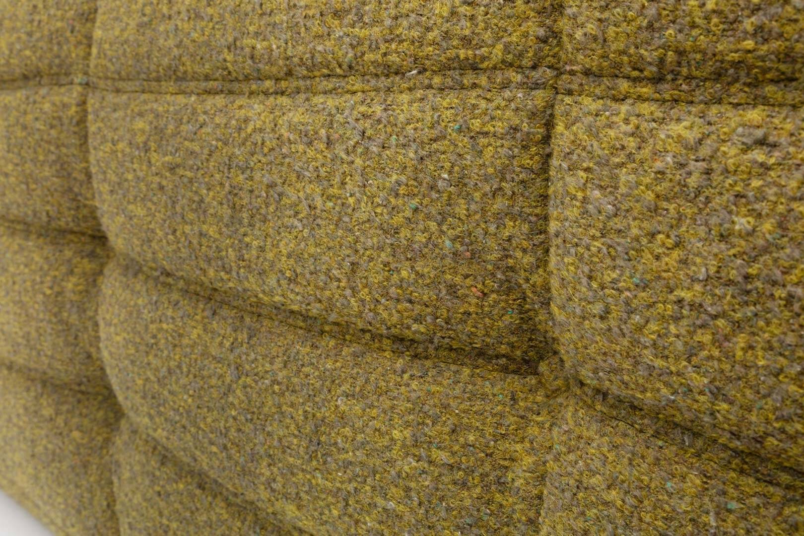 Canapé trois places Togo en bouclé olive par Michel Ducaroy pour Ligne Roset