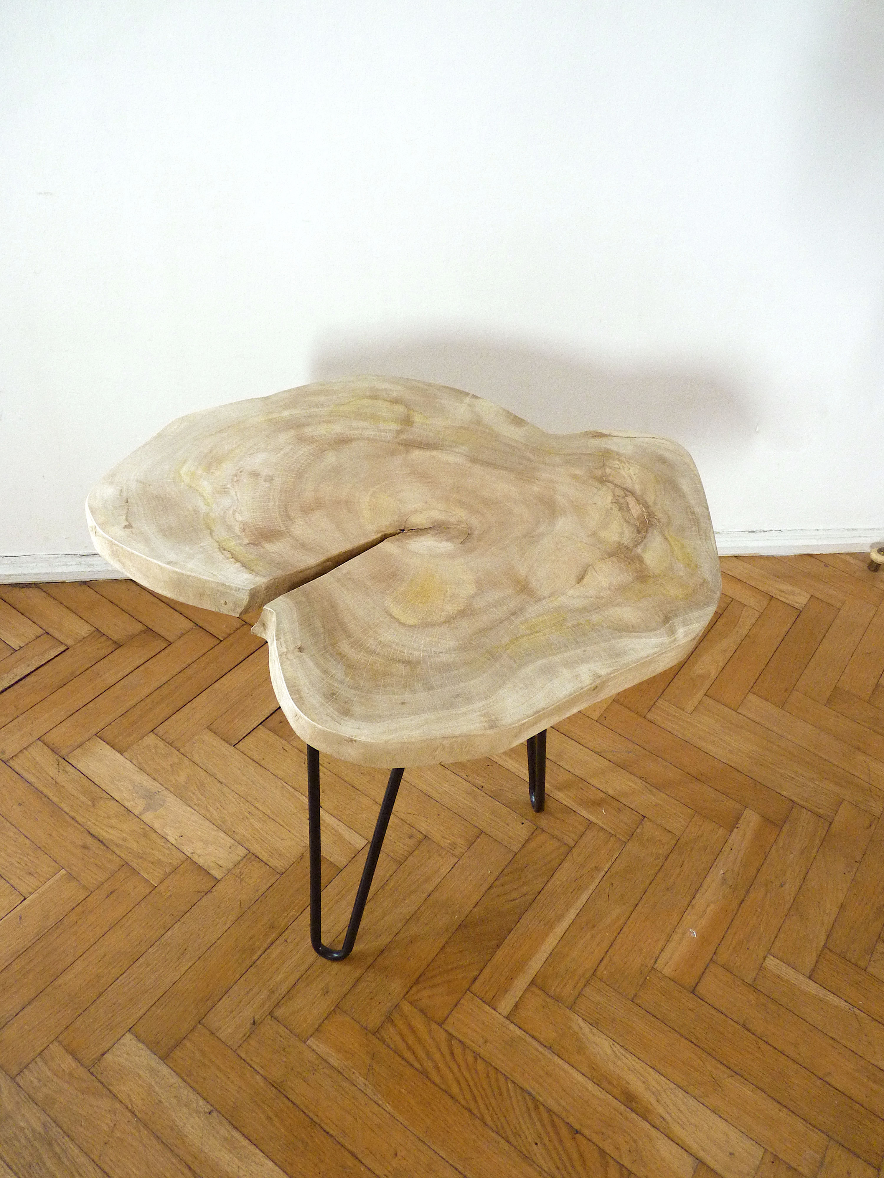 Coffee table in raw wood marbled appearance