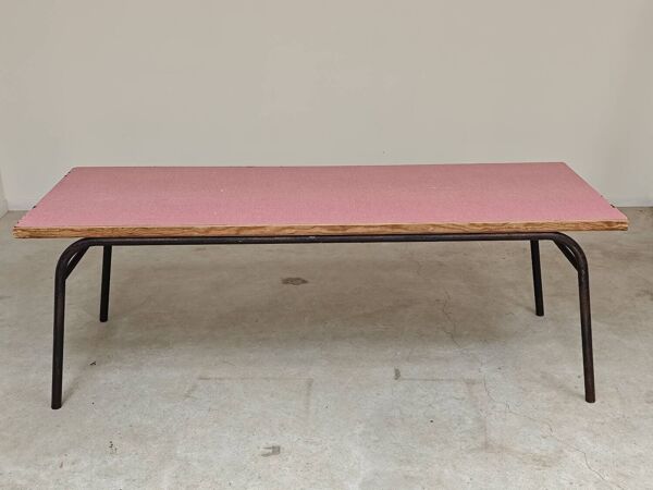 Grande table de réfectoire en formica rose et metal