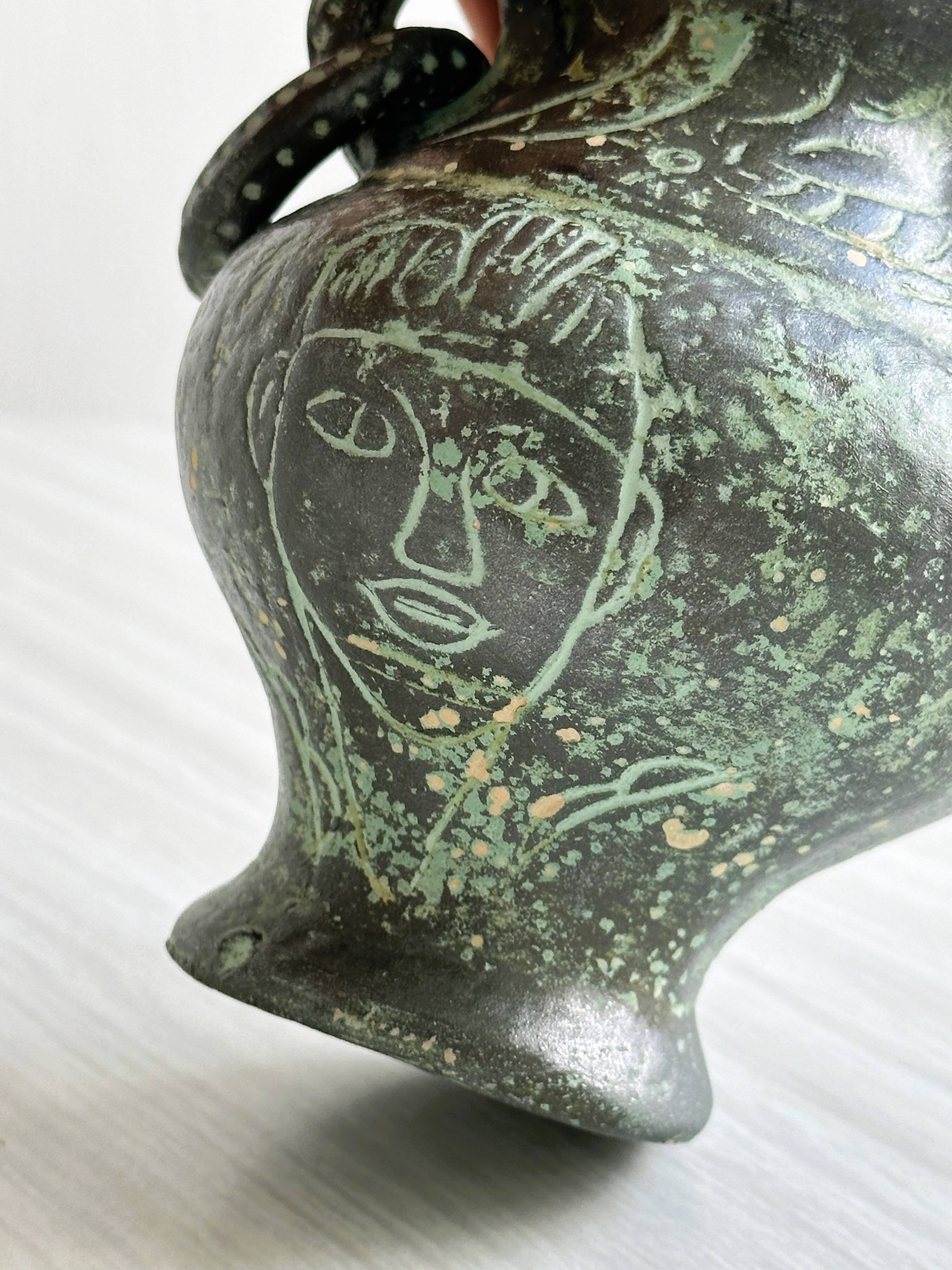 Green face vase.
