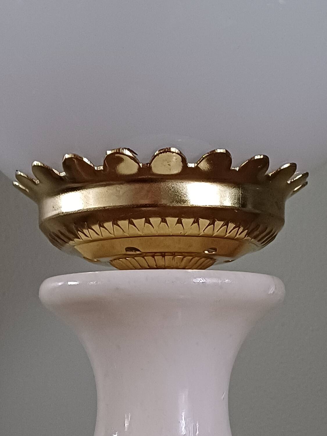 Globe lamp and alabaster base