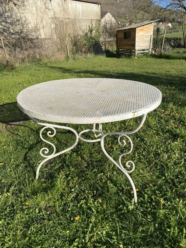 Salon de jardin vintage en fer forgé, table et 3 chaises