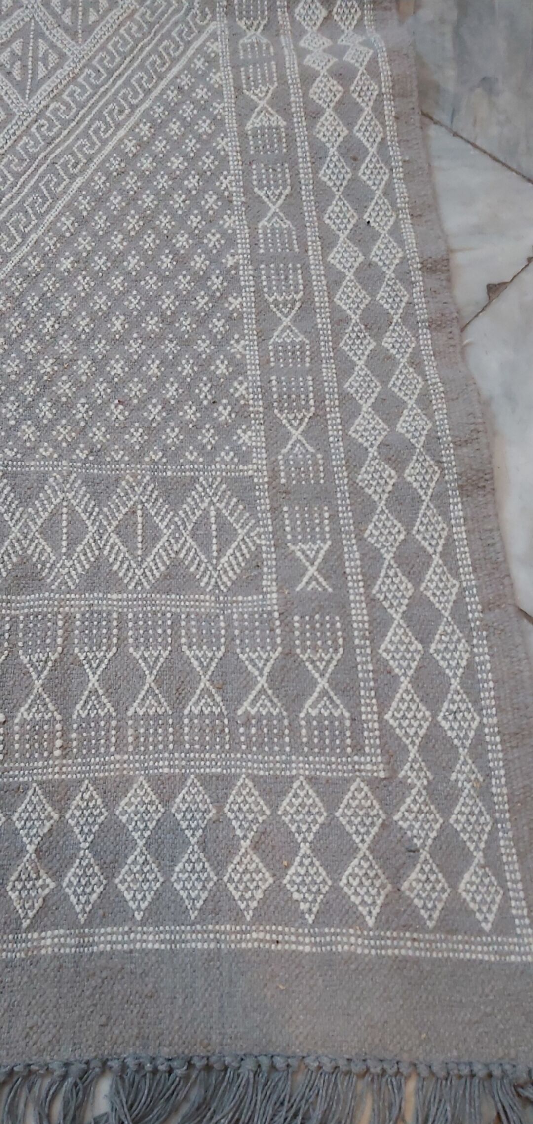 Handmade grey and white mergoum rug in pure wool 210x110cm