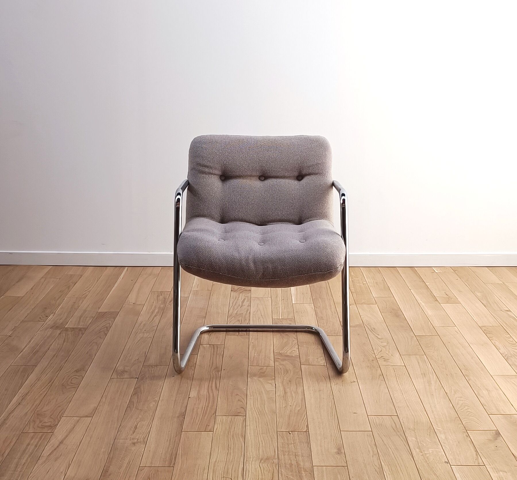 Storm armchair, Airborne