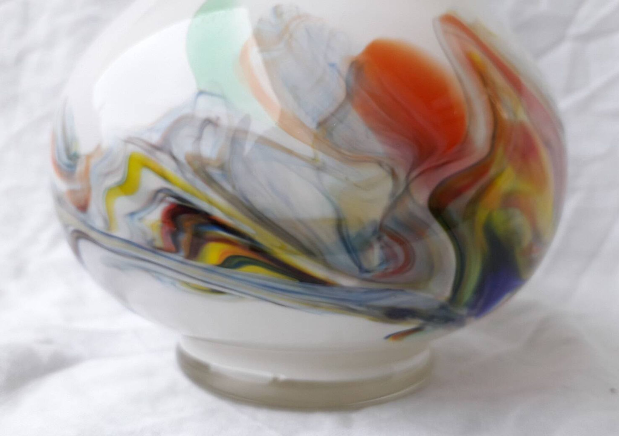 Vase en verre multicolore