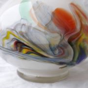 Vase en verre multicolore