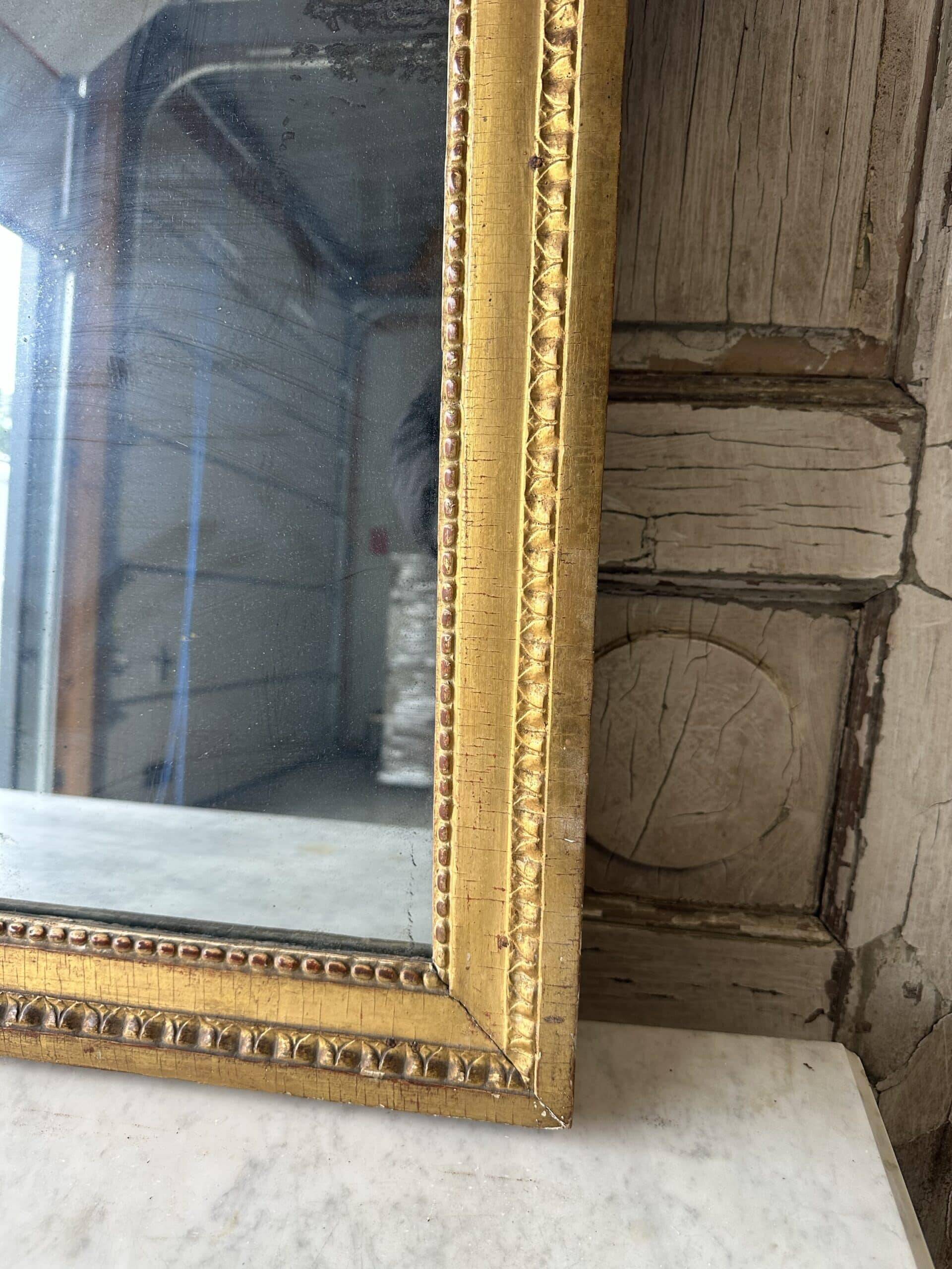 Louis XVI mirror in gilded wood, 18th century.