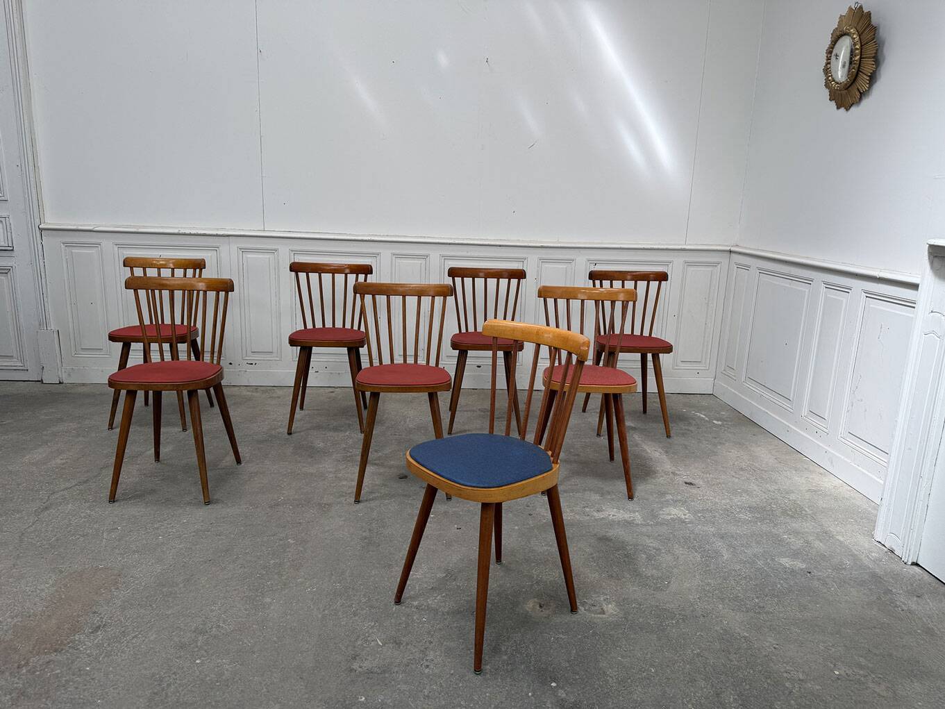 Huit chaises Baumann à assise colorée