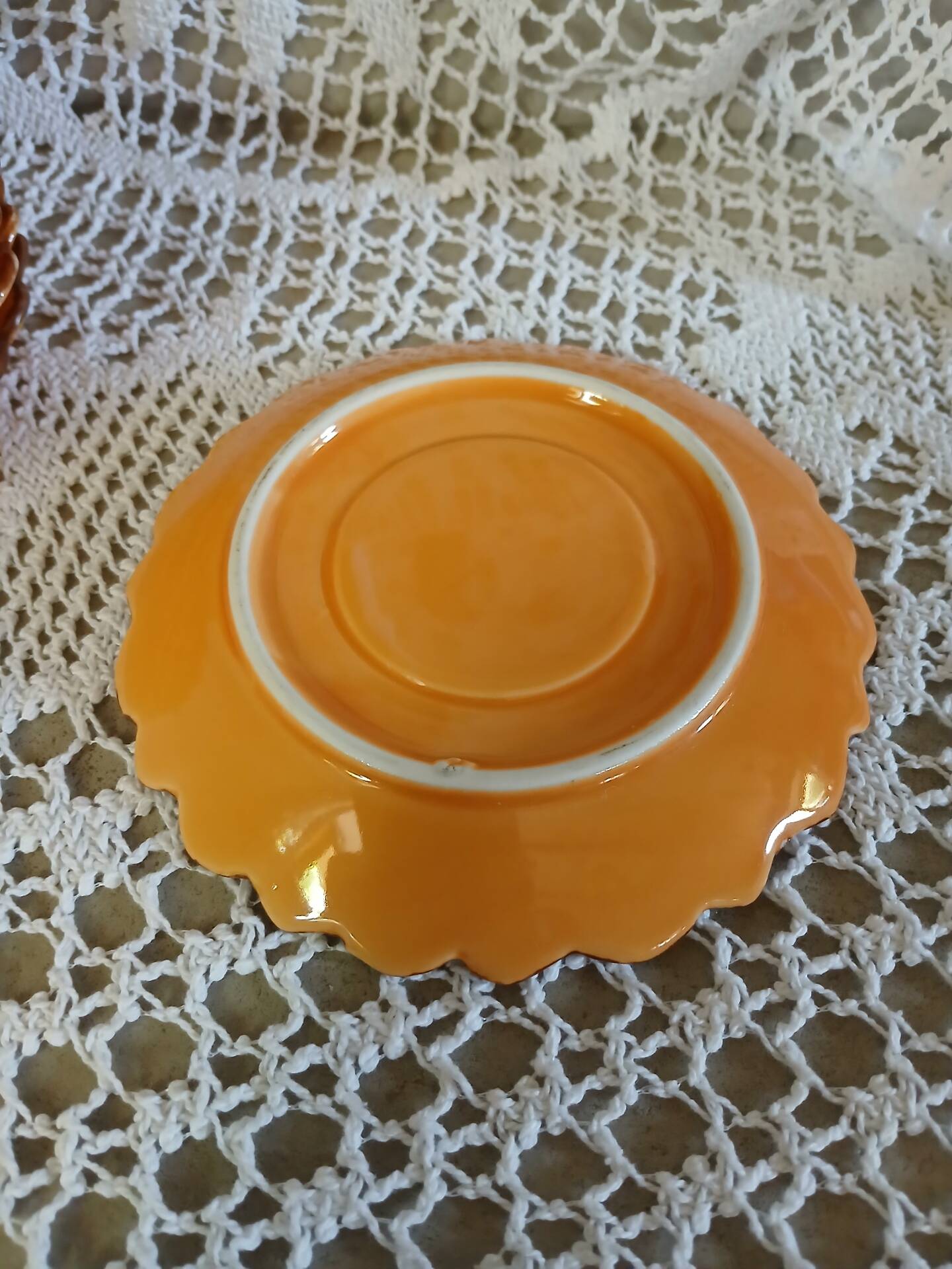6 tasses à café et soucoupes style barbotine