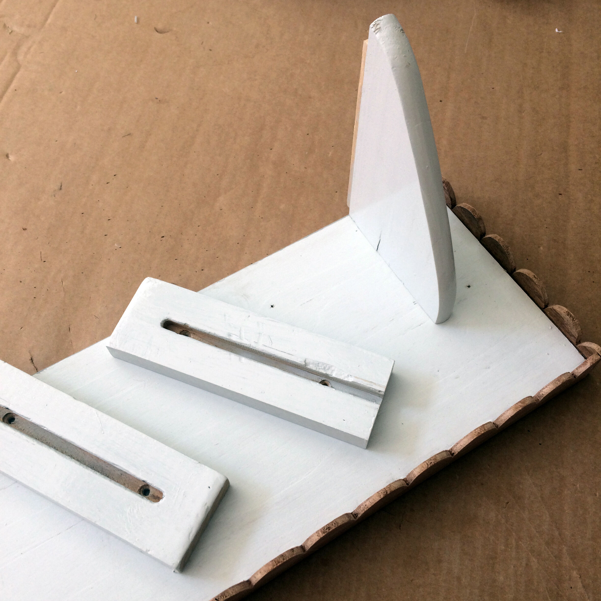 Popular art scalloped shelf