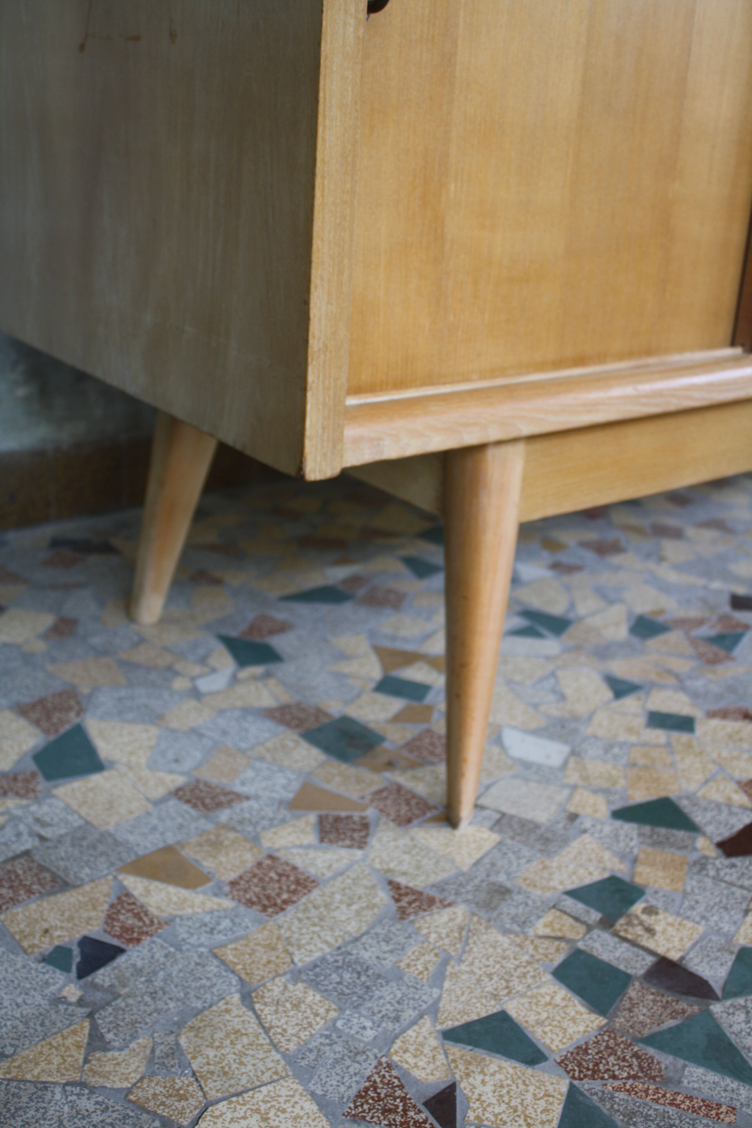 Enfilade vintage chêne clair pieds compas