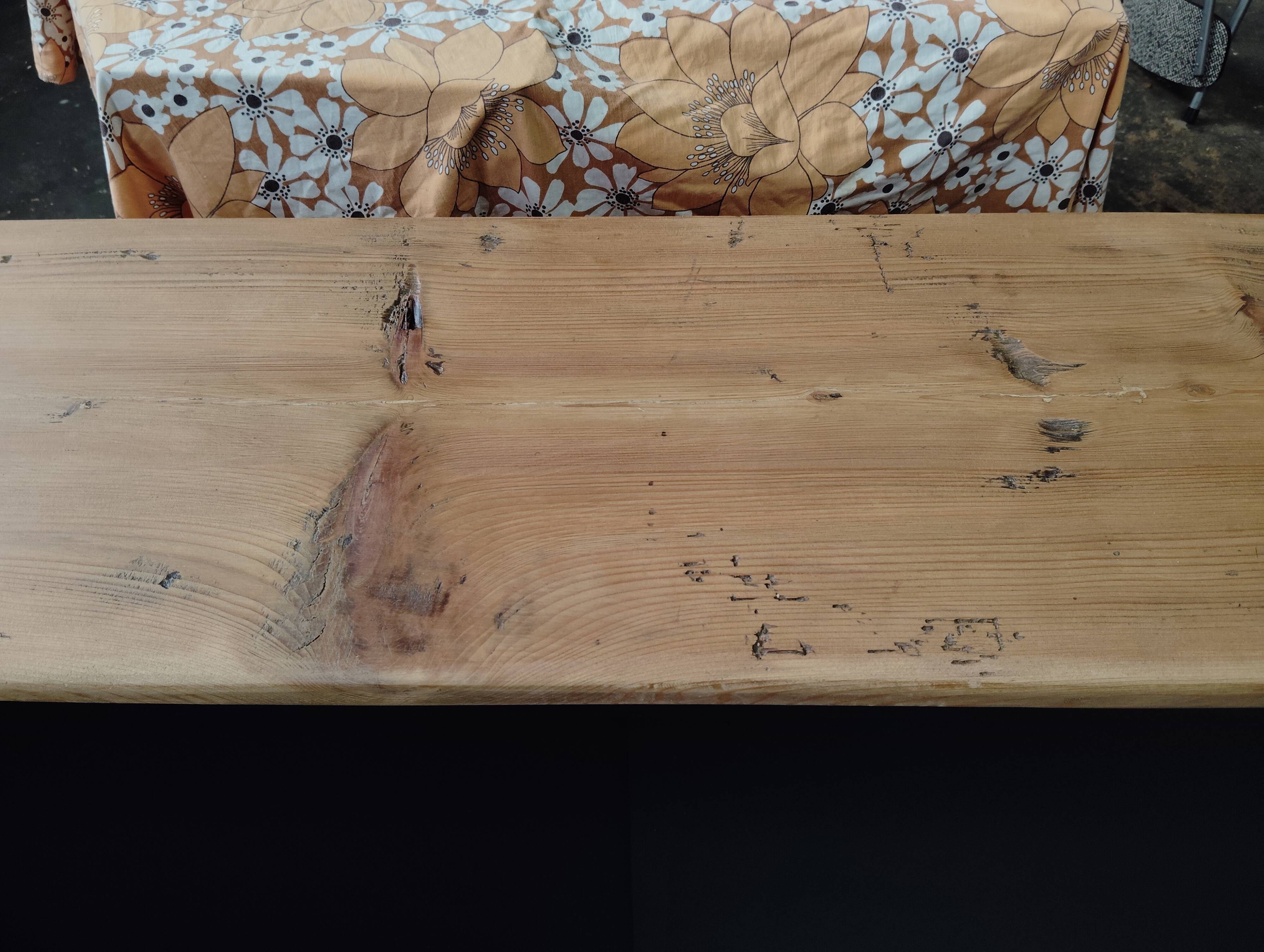 Sliding workbench with shallow depth