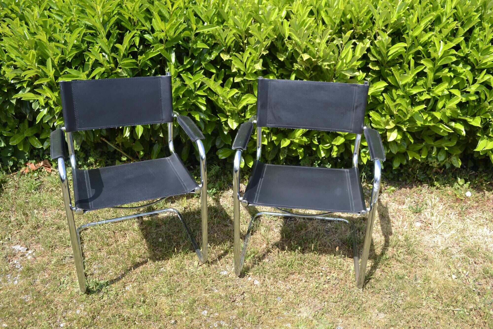 Set of 2 Cantilever style chairs in steel and skai