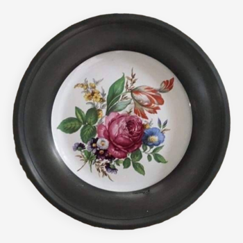 Wall plate in pewter and flowered porcelain.
