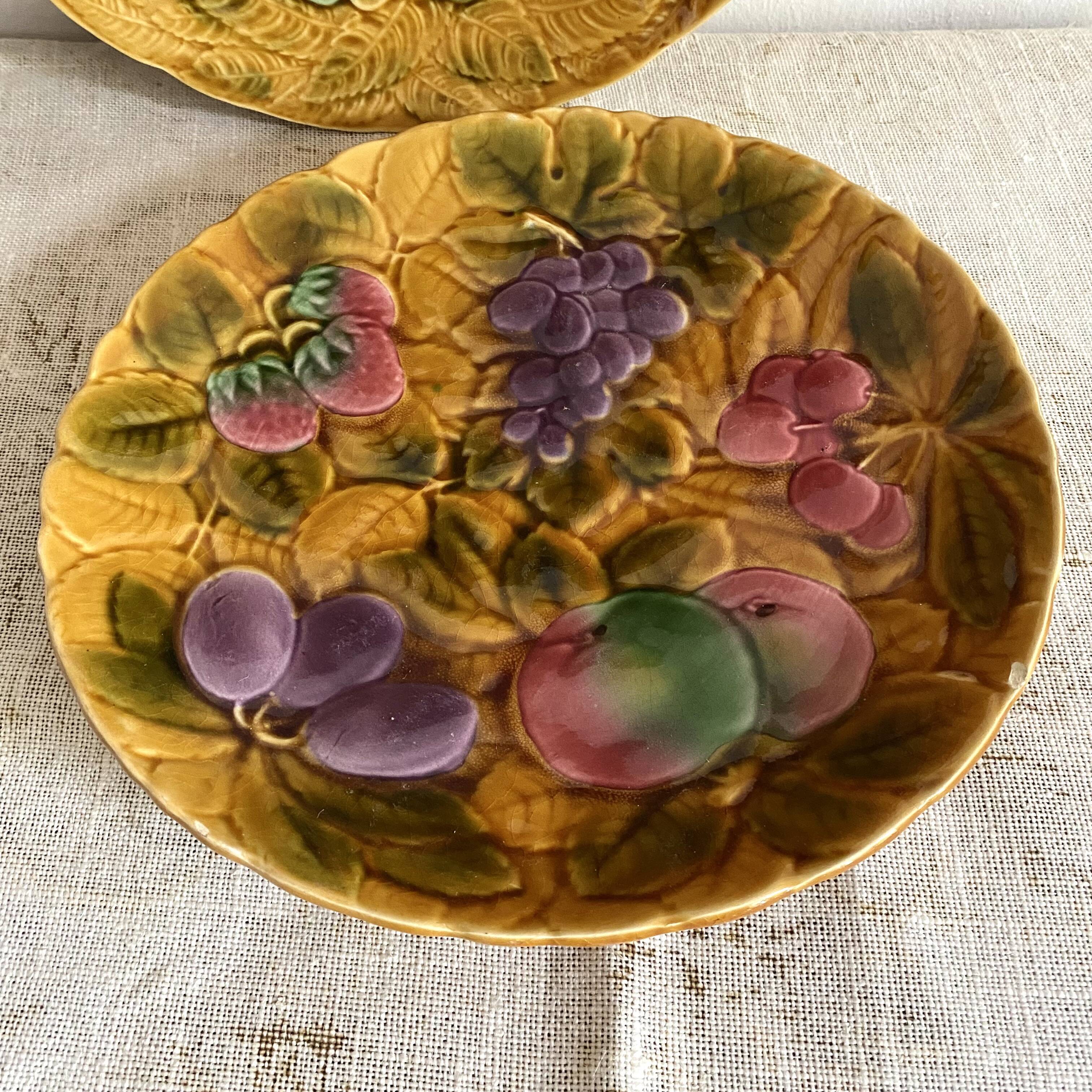 Round dish in barbotine with sarregumine fruit decoration