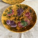 Round dish in barbotine with sarregumine fruit decoration