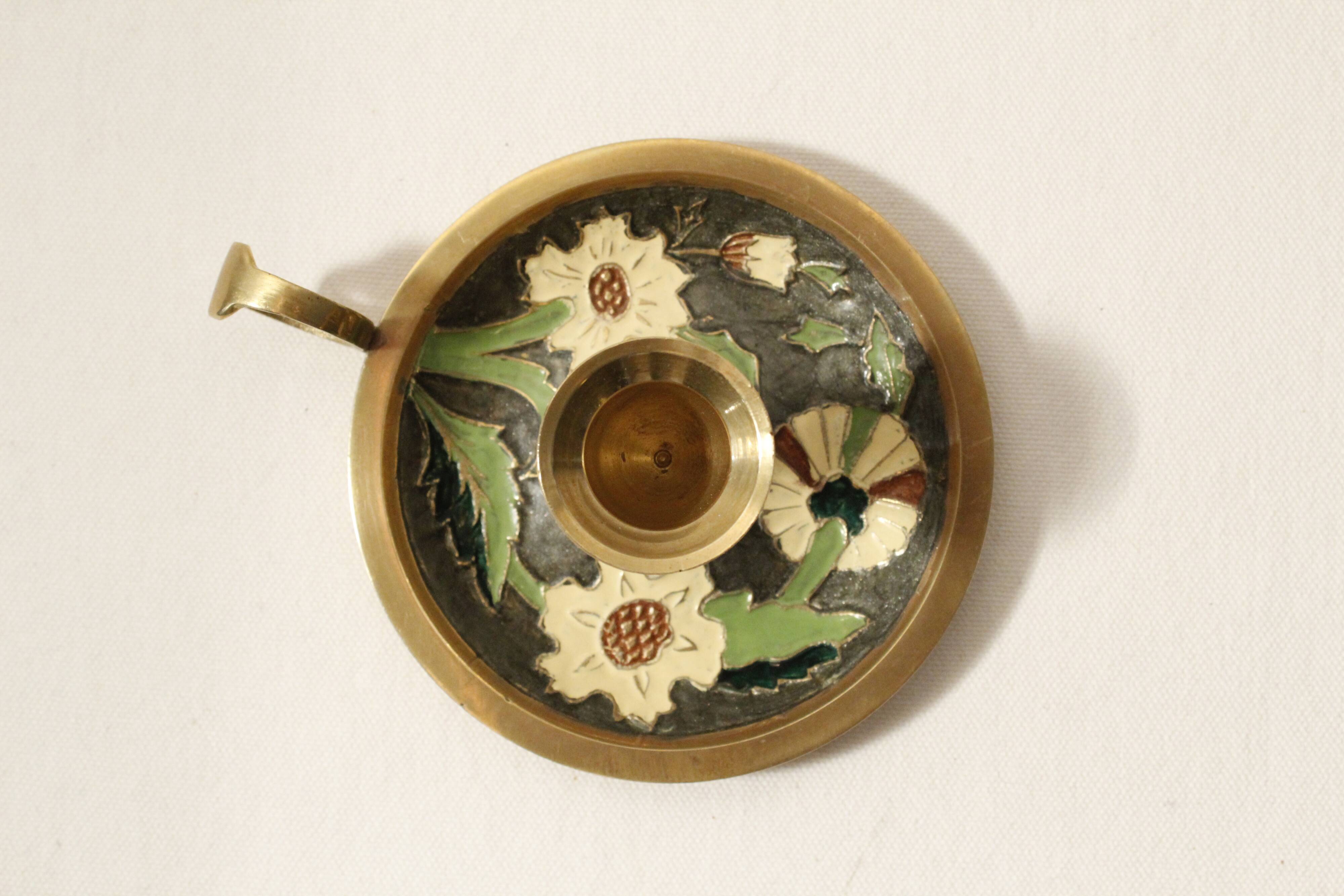 Set of 2 round golden metal candle holders and floral patterns