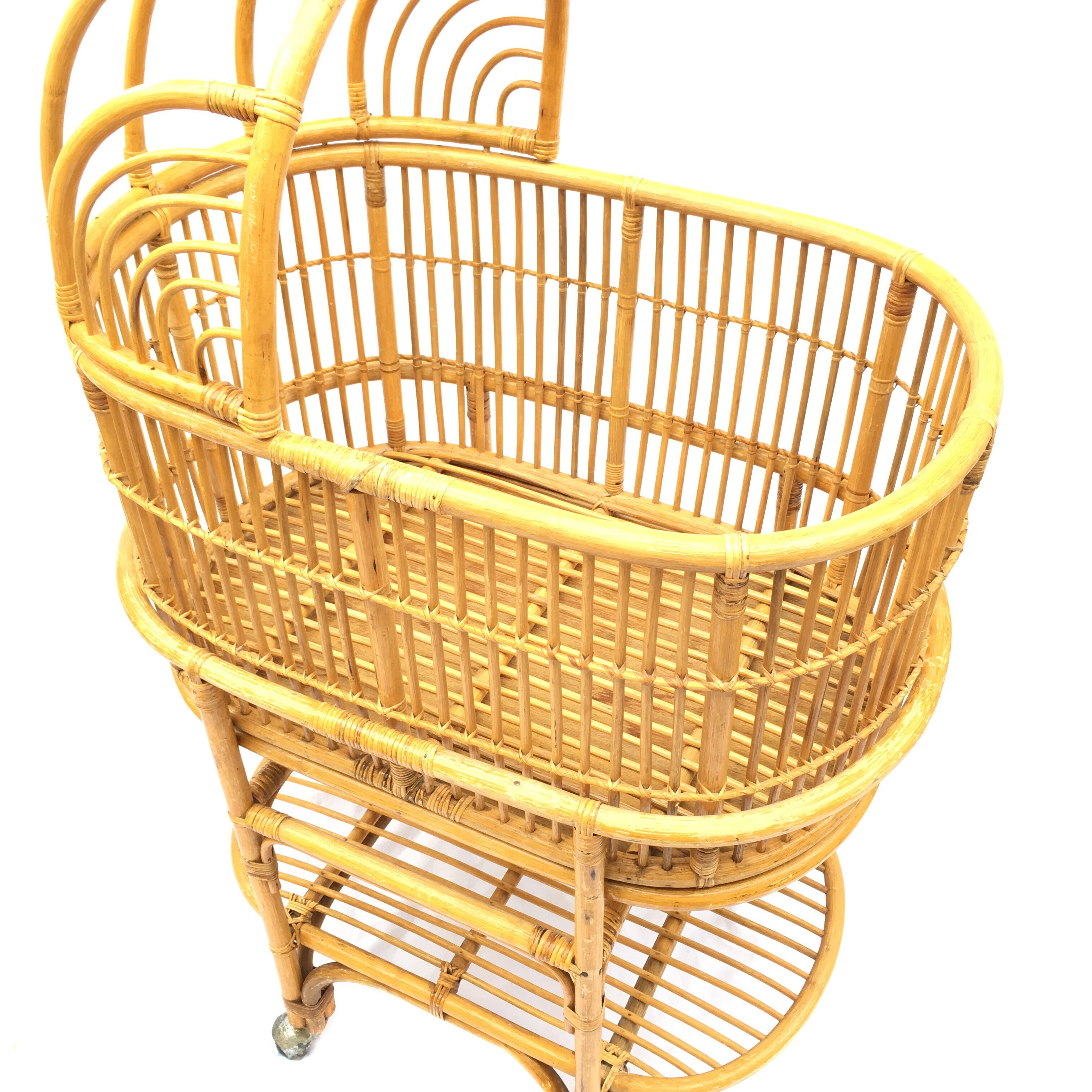 Berceau en rotin vintage pour bébé