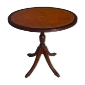 Small side table with an oval top in English style.