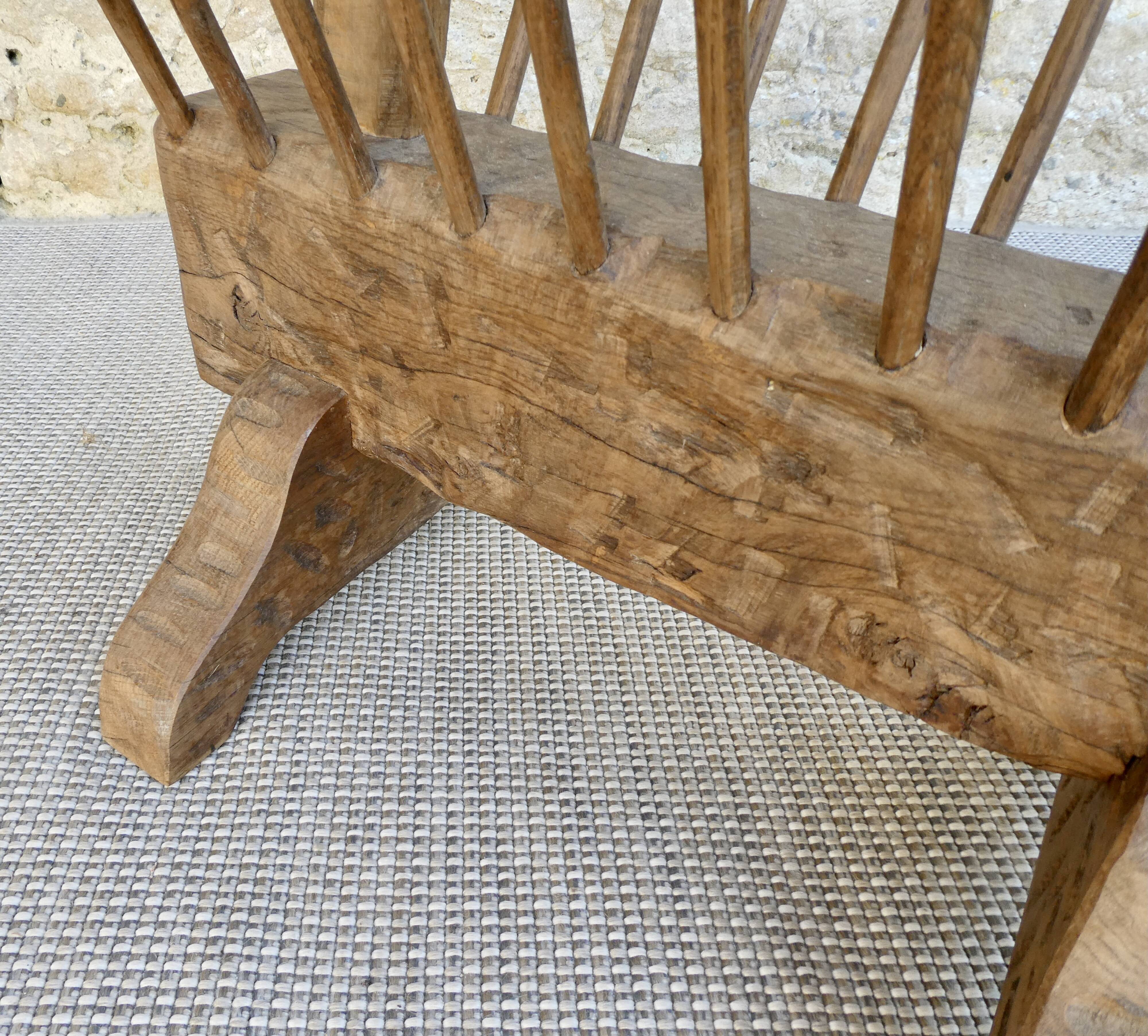 Pedestal table magazine in carved wood with gouge, mountain