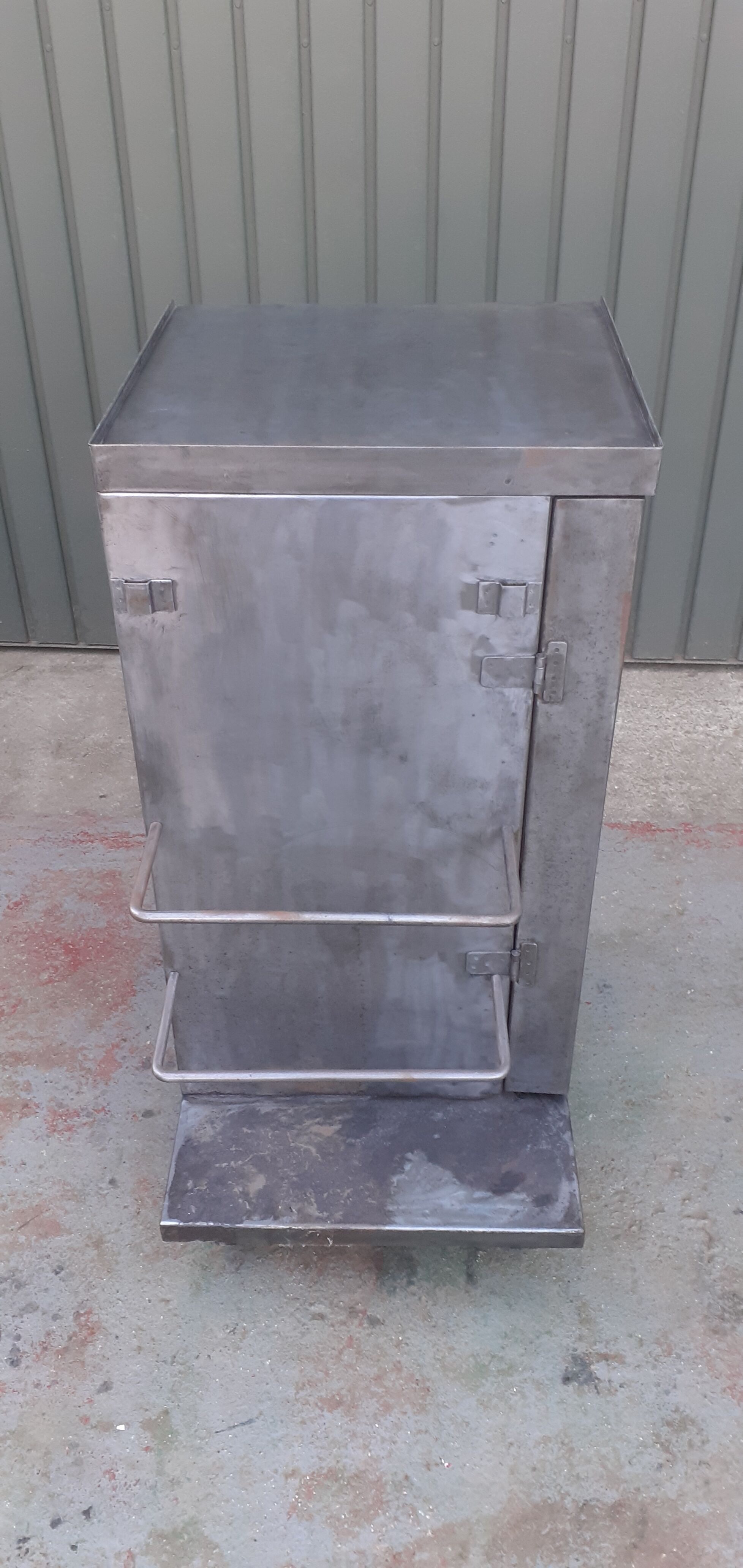 Metal service cabinet