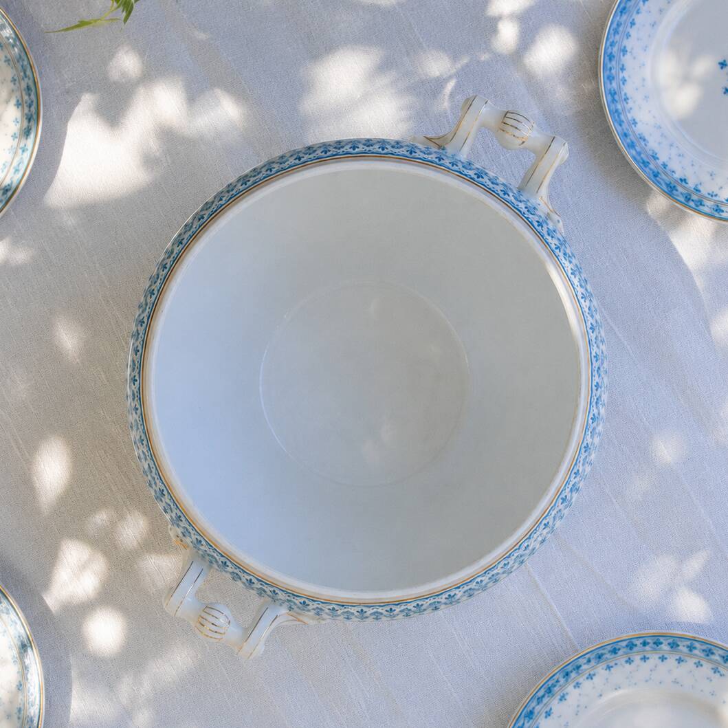 Large salad bowl from 1909 in porcelain by Oscar Shaller, blue and gold.