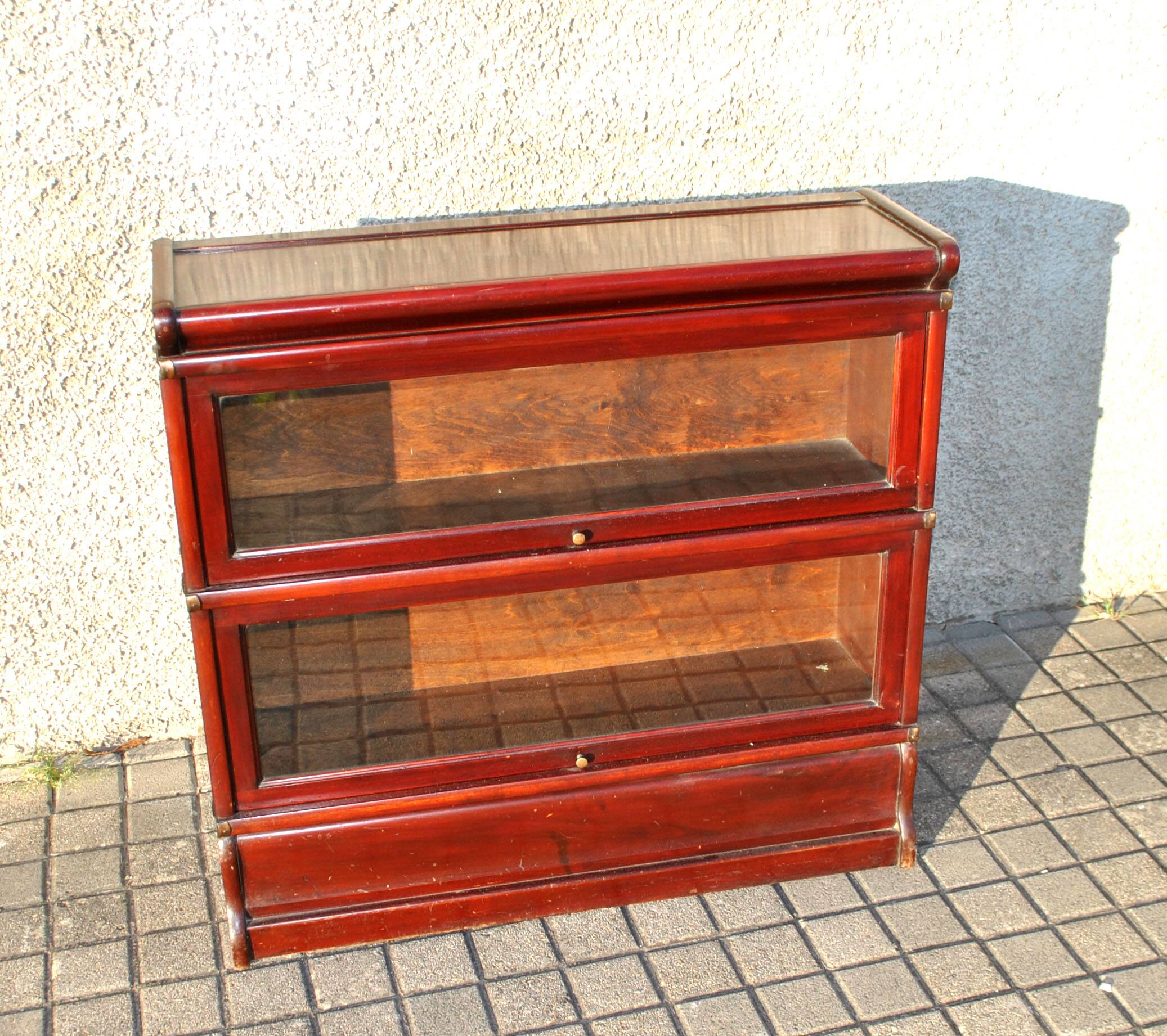 Mahogany glass-fronted bookcase THE GLOBE WERNICKE LONDON 1900, a piece of furniture