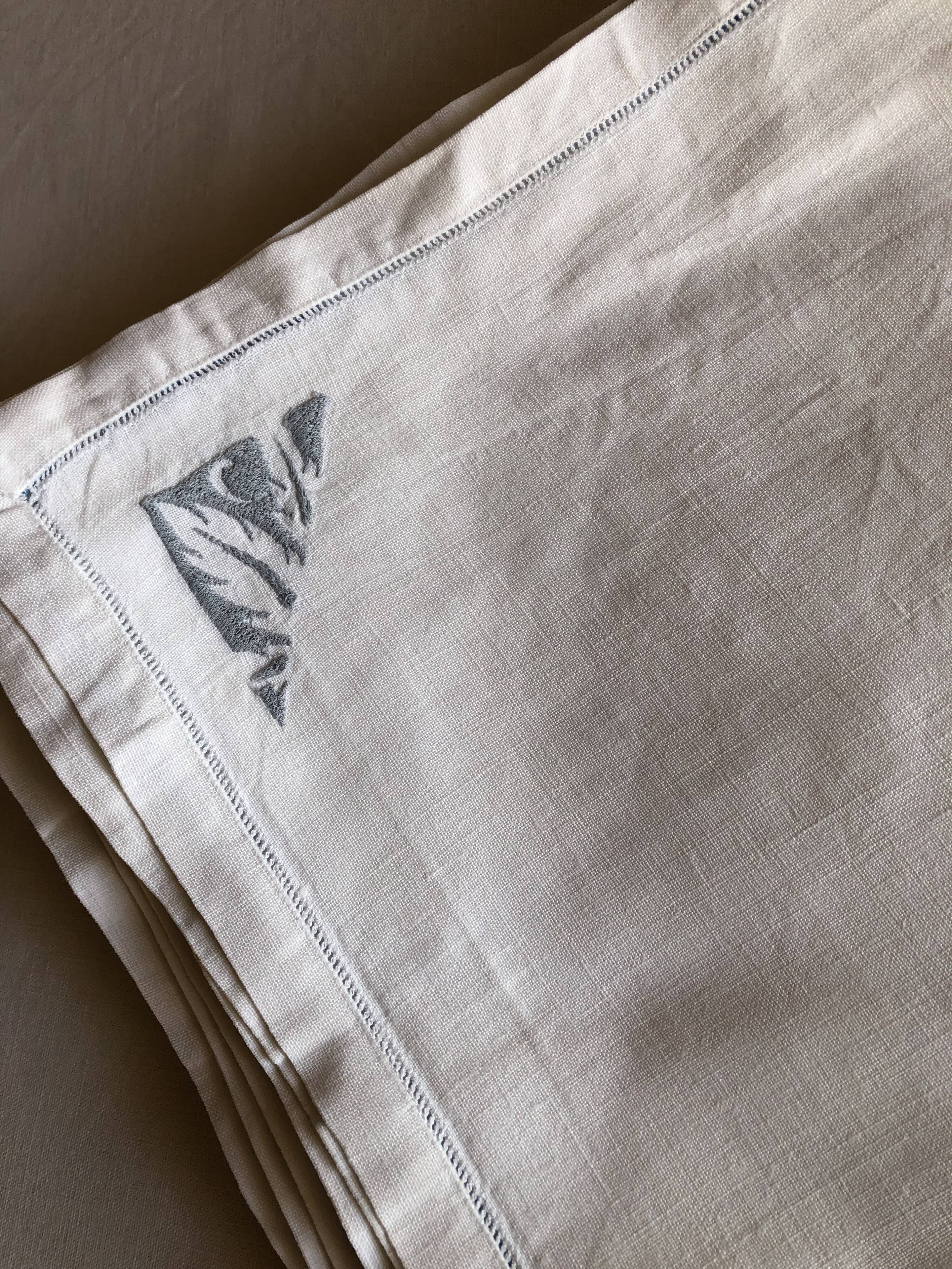 Embroidered linen tablecloth and six napkins