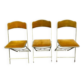 Trois Chaises pliantes opéra velours couleur vieil or et structure laiton
