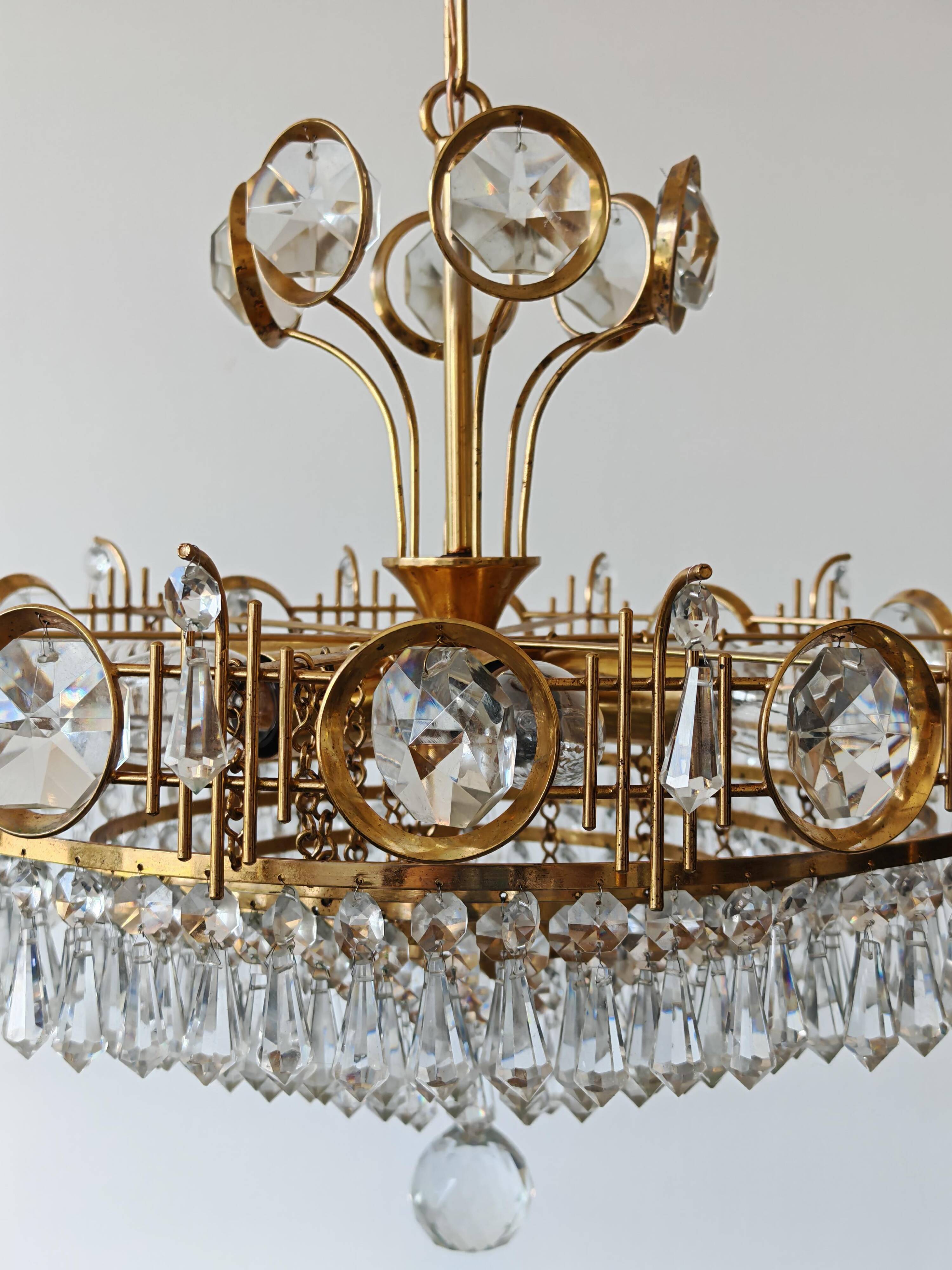 Crystal brass chandelier with 7 levels, attributed to Palwa, 1970s.