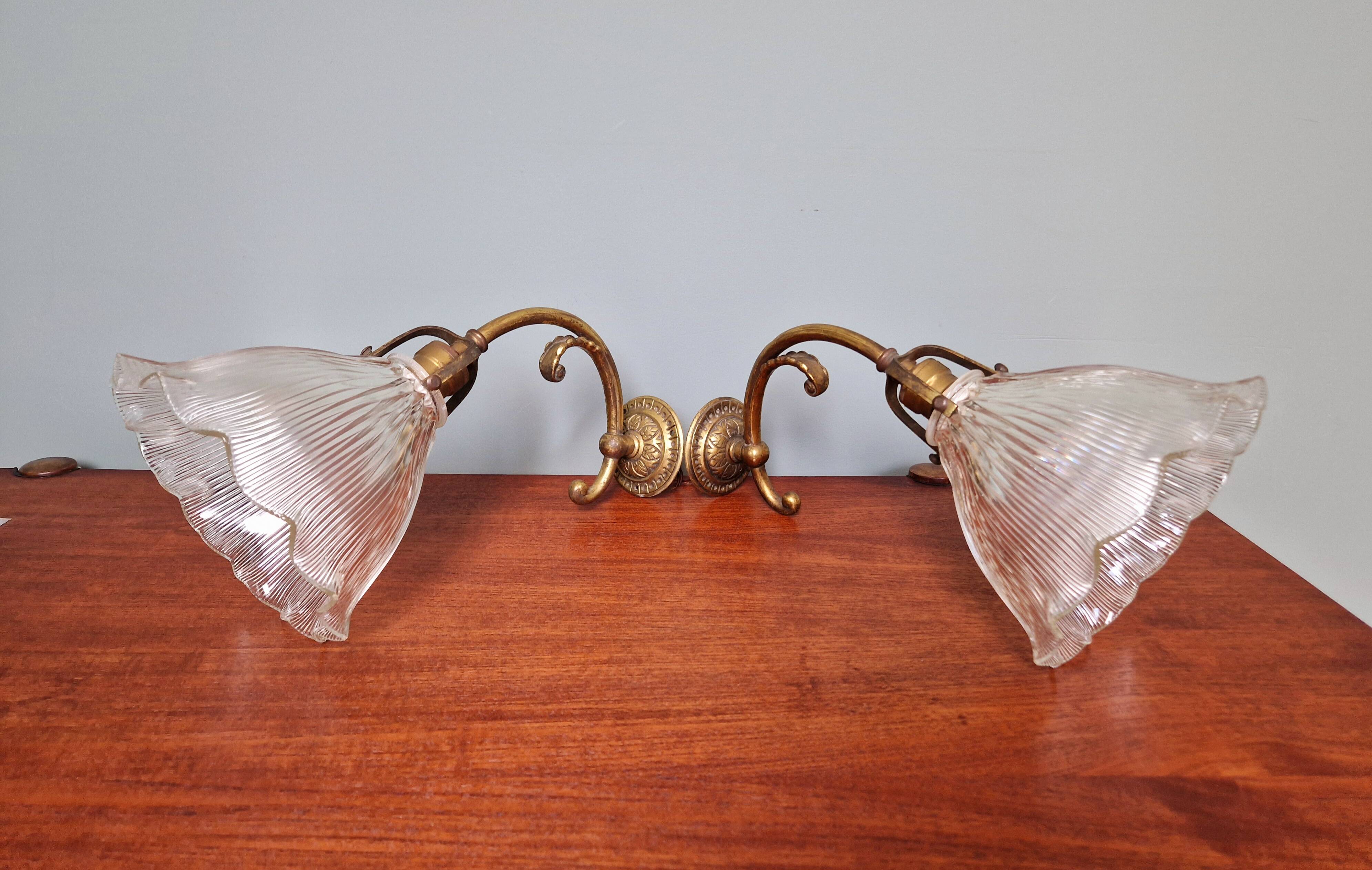 Paire d'appliques murales en bronze et verre rainuré Holophane