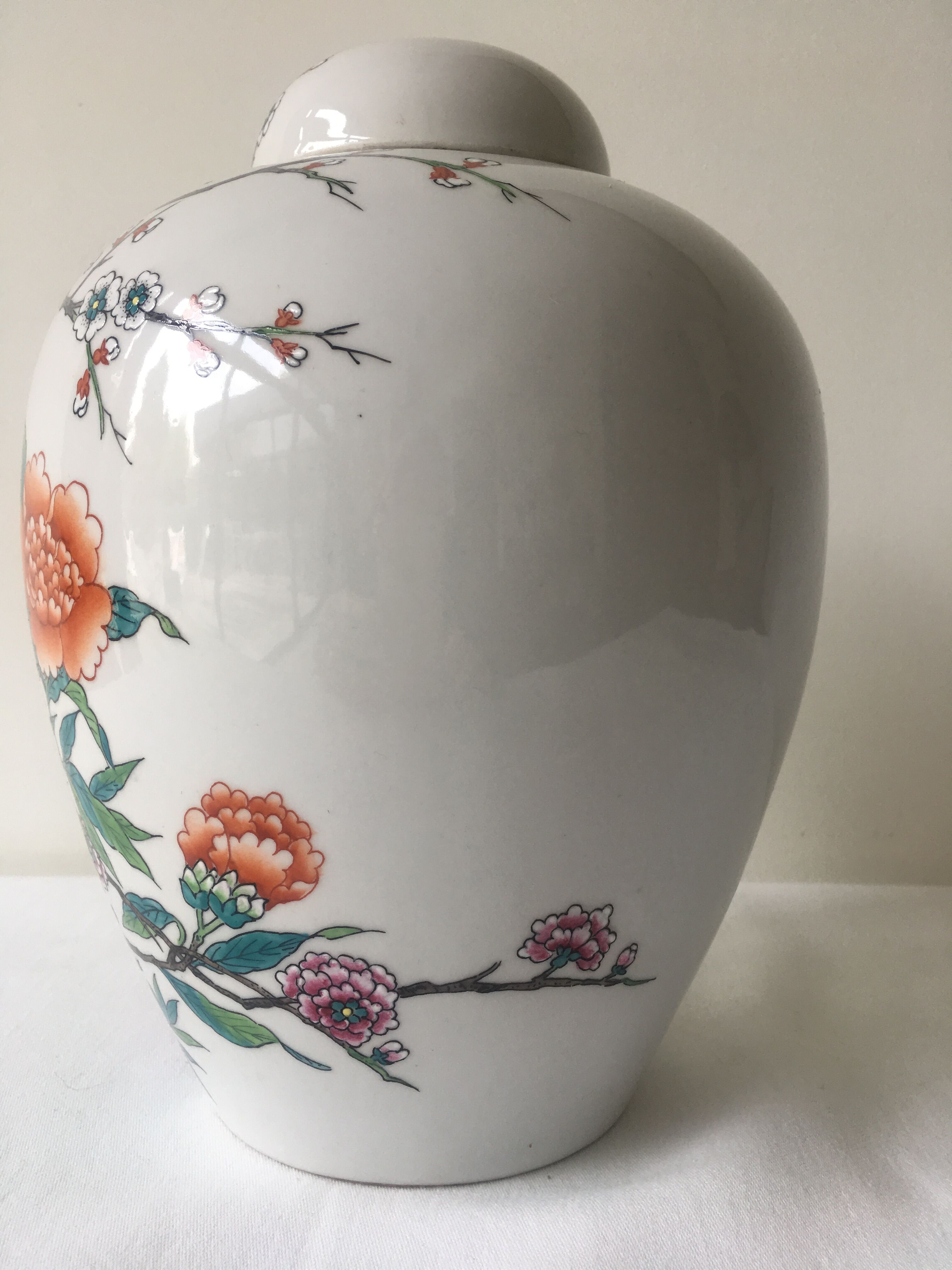 Covered pot in Paris porcelain