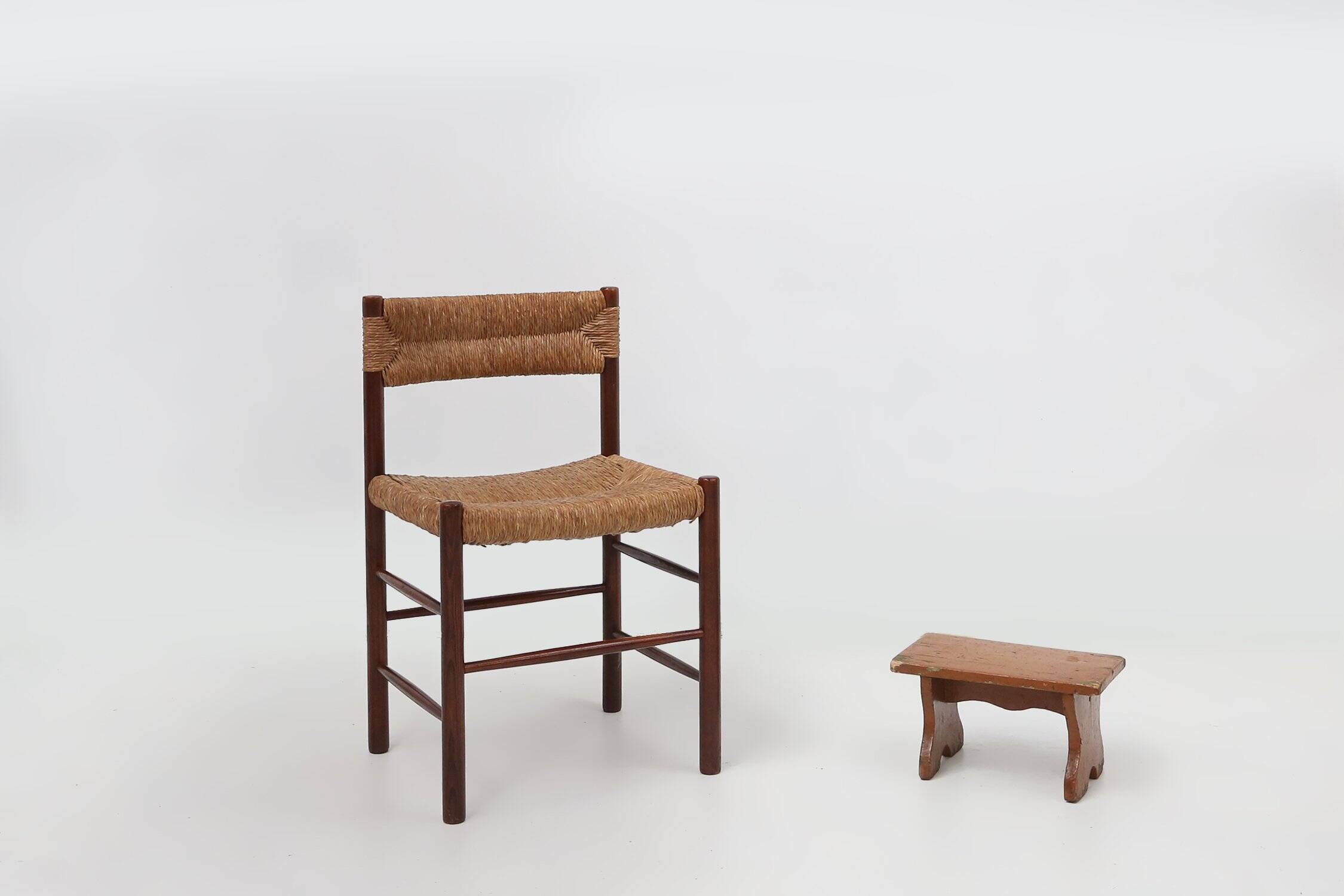 Tabouret bas rustique français en bois peint en terre cuite, années 1890.