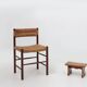 Tabouret bas rustique français en bois peint en terre cuite, années 1890.