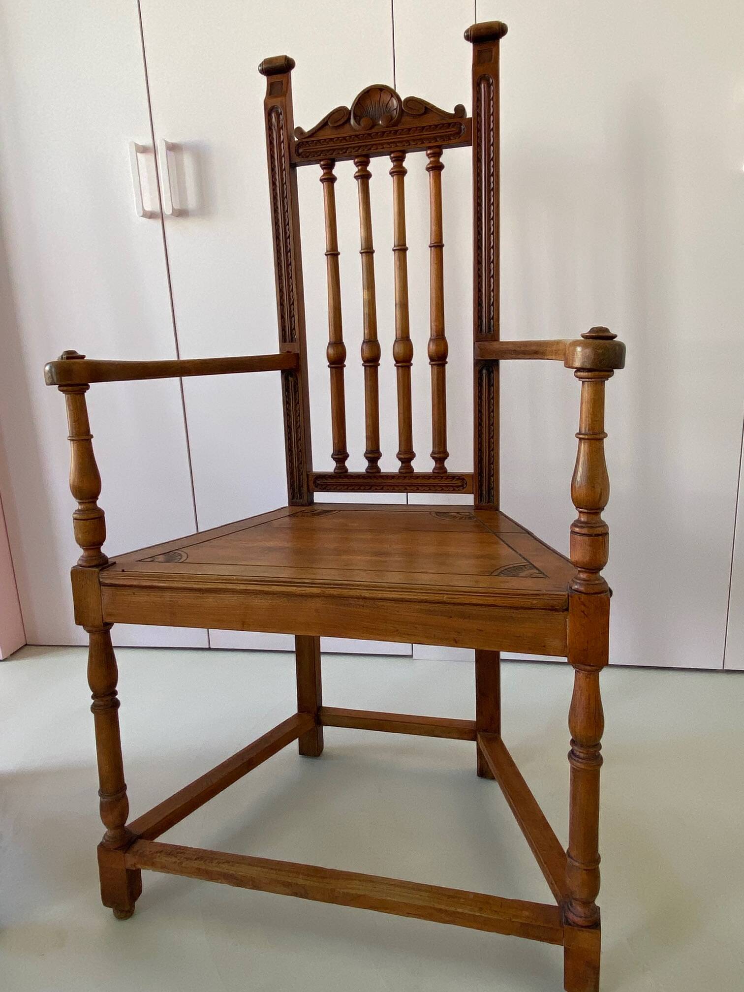 Paire de fauteuils anciens de style gothique