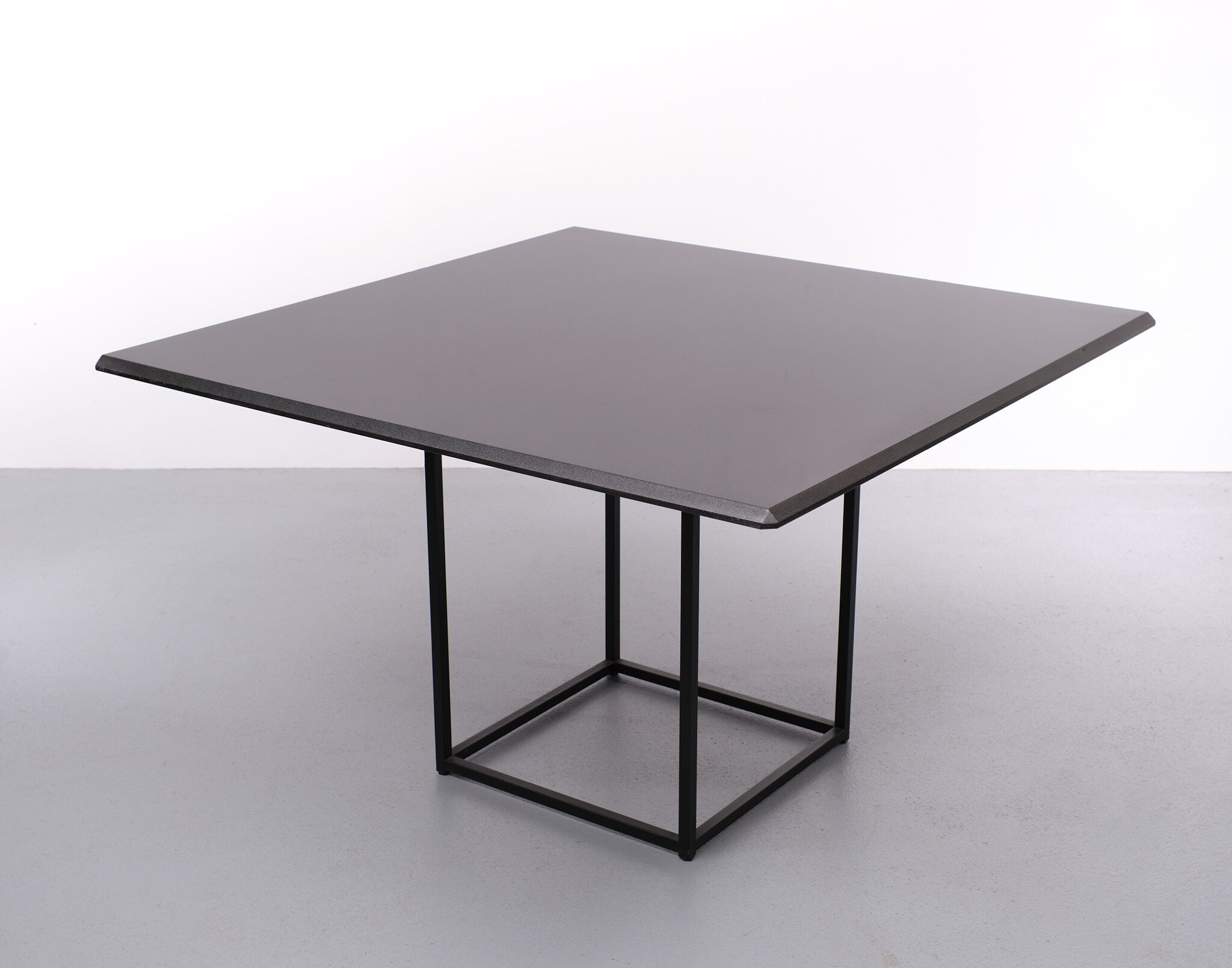 Dining table design Pierre Mazairac & Karel Boonzaaijer for Pastoe