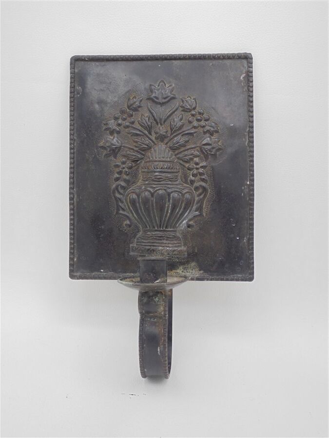 Wall-moving candlestick