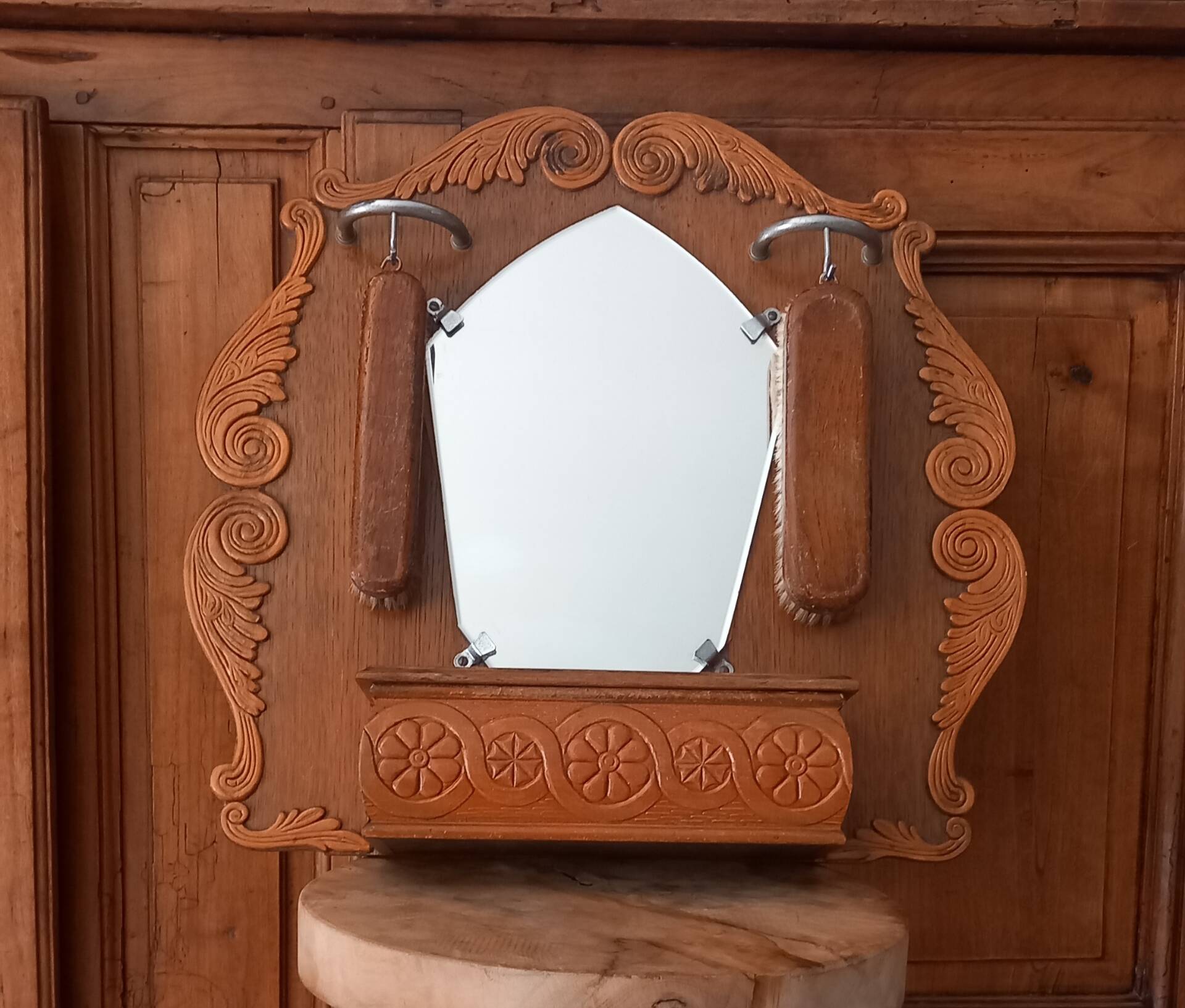 Vintage oak entrance mirror and its brushes - 1940s / 1950s