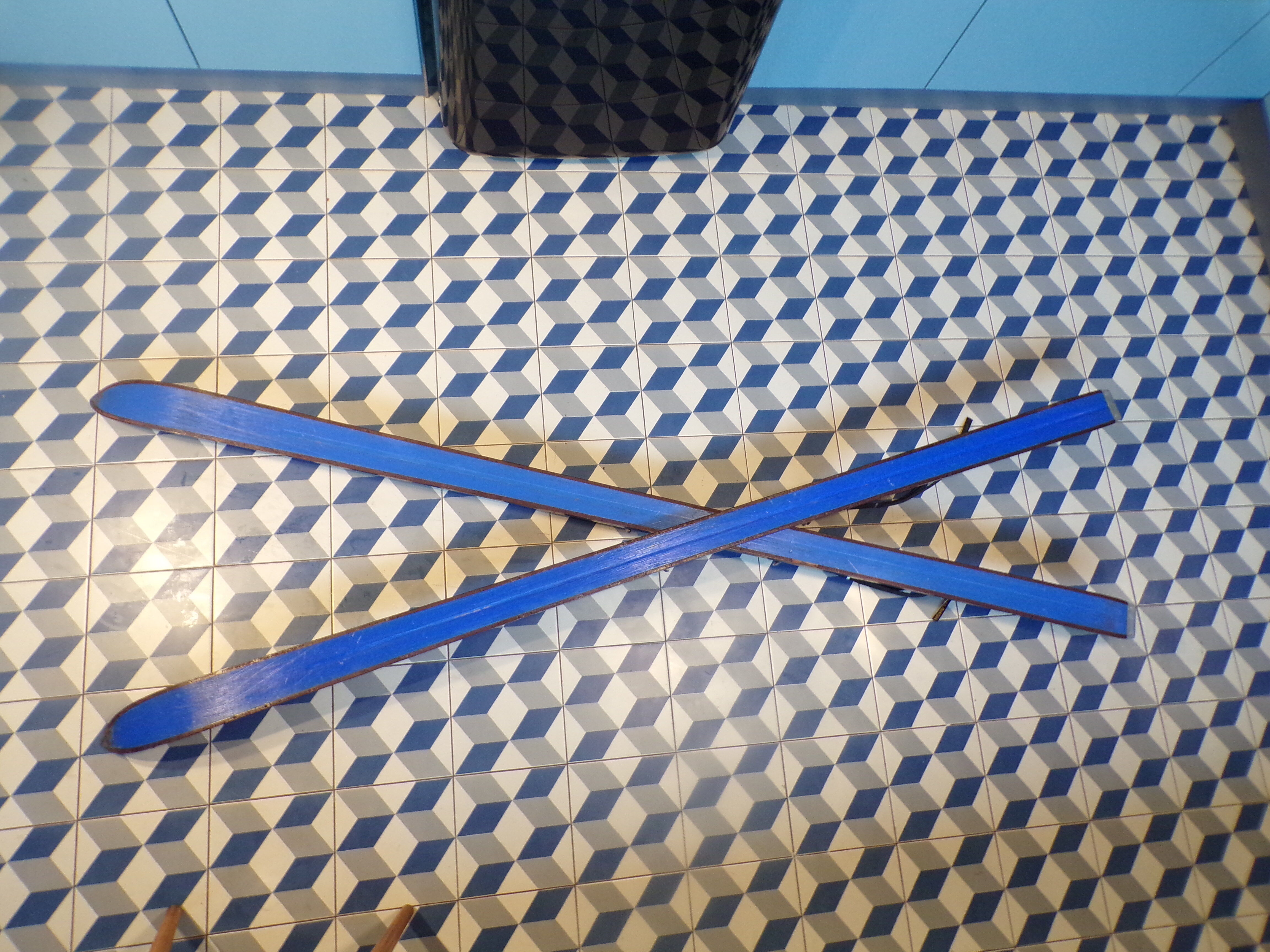 Pair of vintage Donnay skis 1,98m