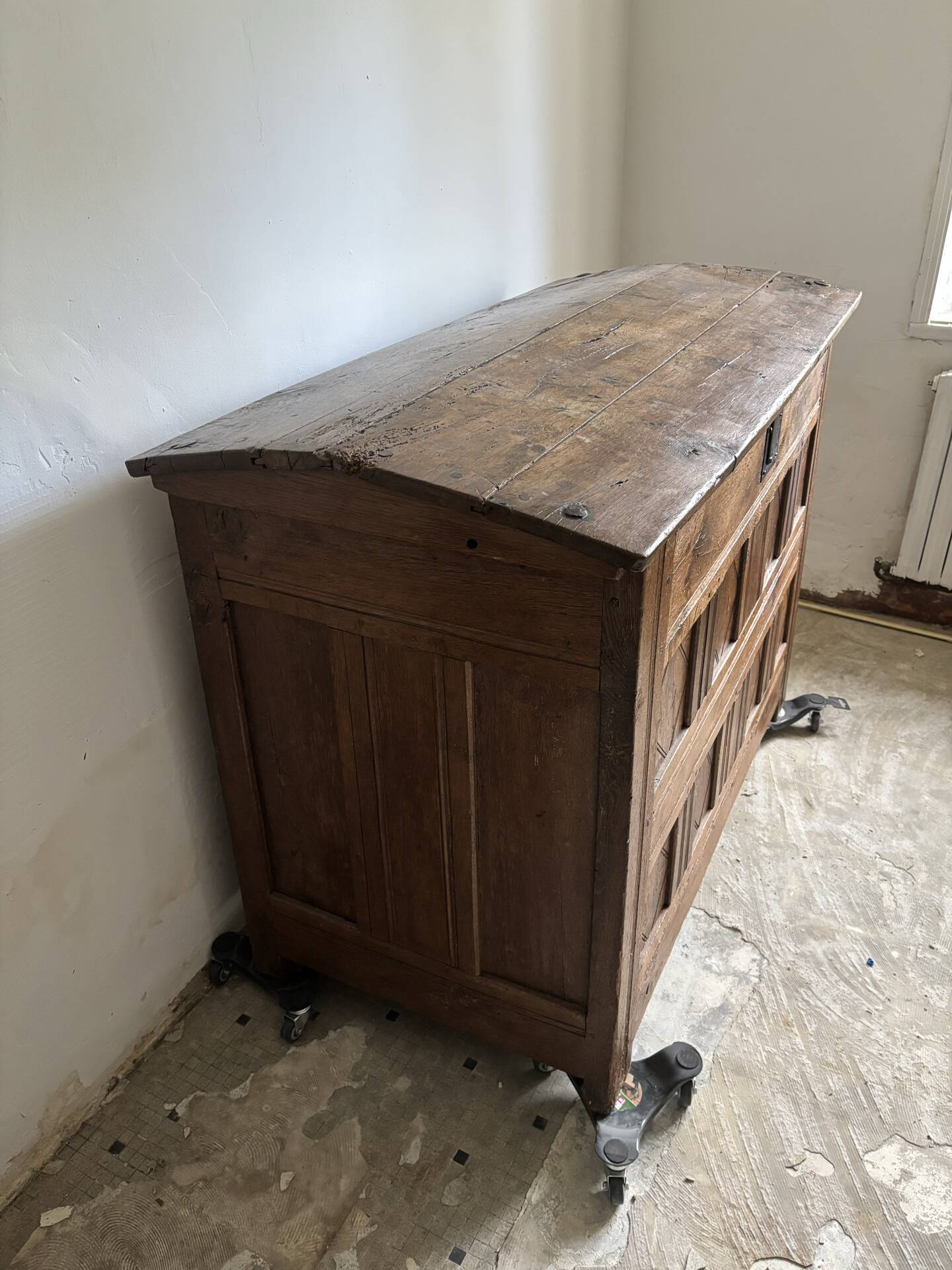 Antique oak chest from the 17th to 18th century.
