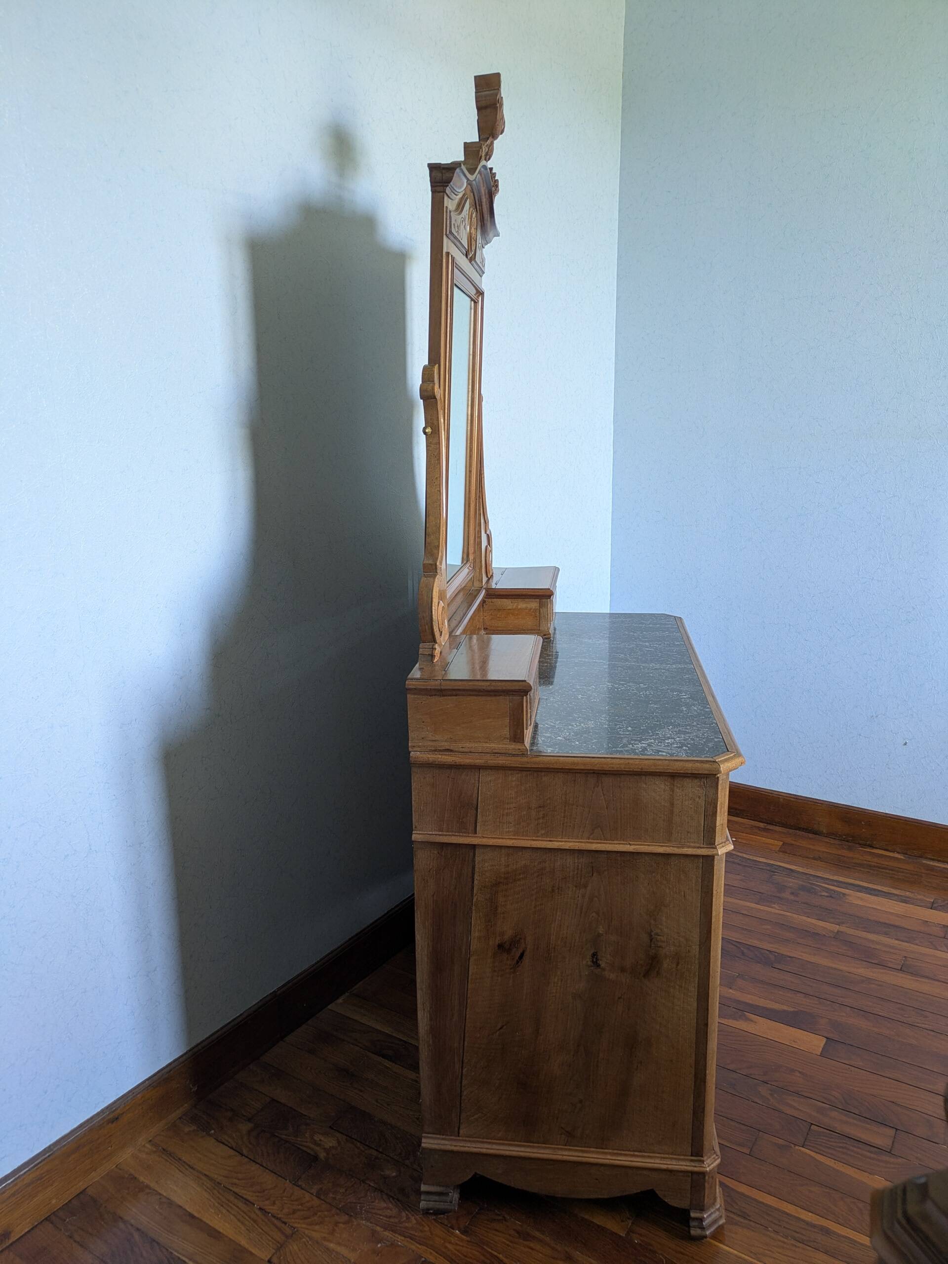 Dressing table in fine walnut from the 19th century.