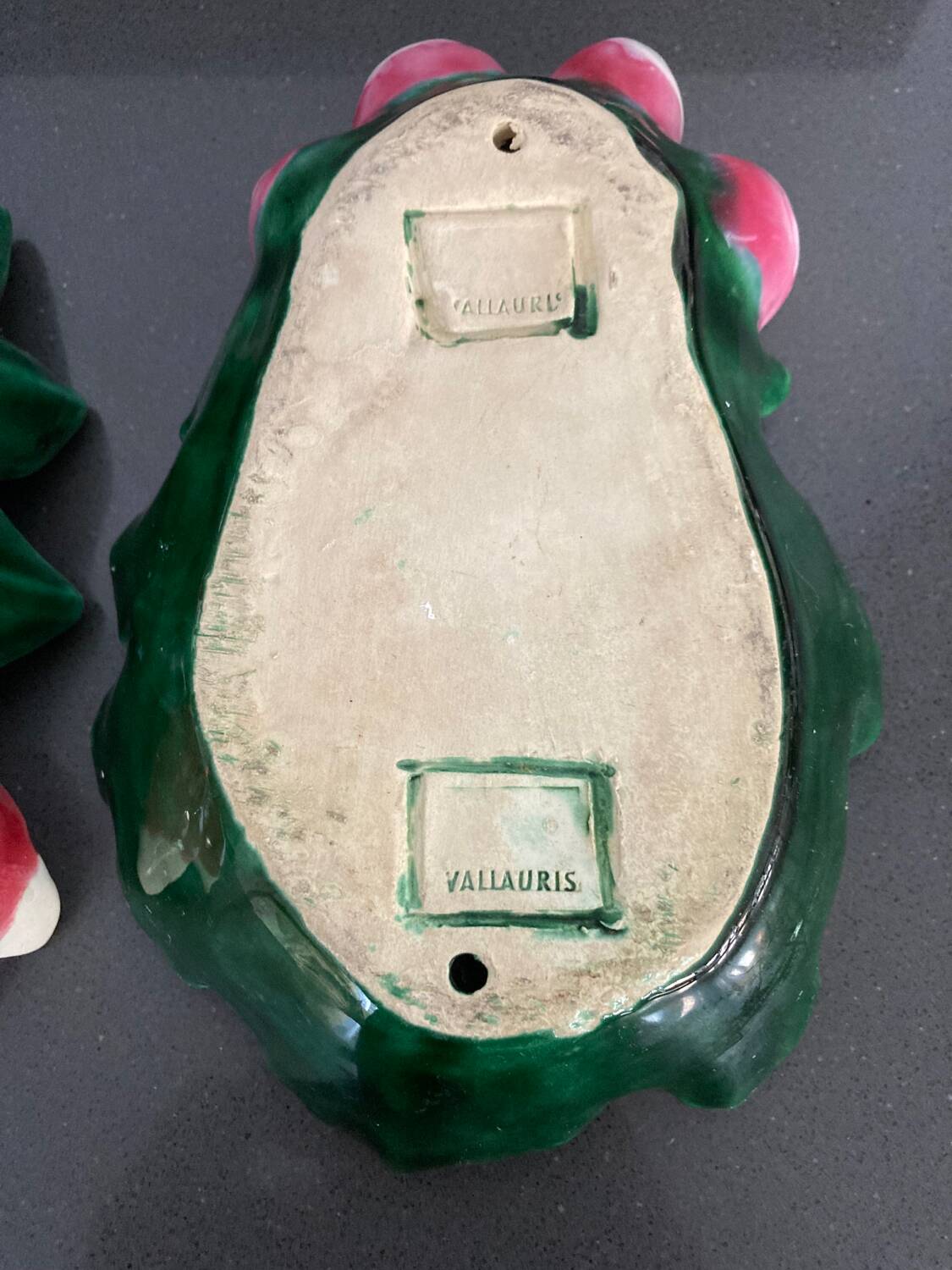 Pair of “Radis” barbotine dishes in Vallauris