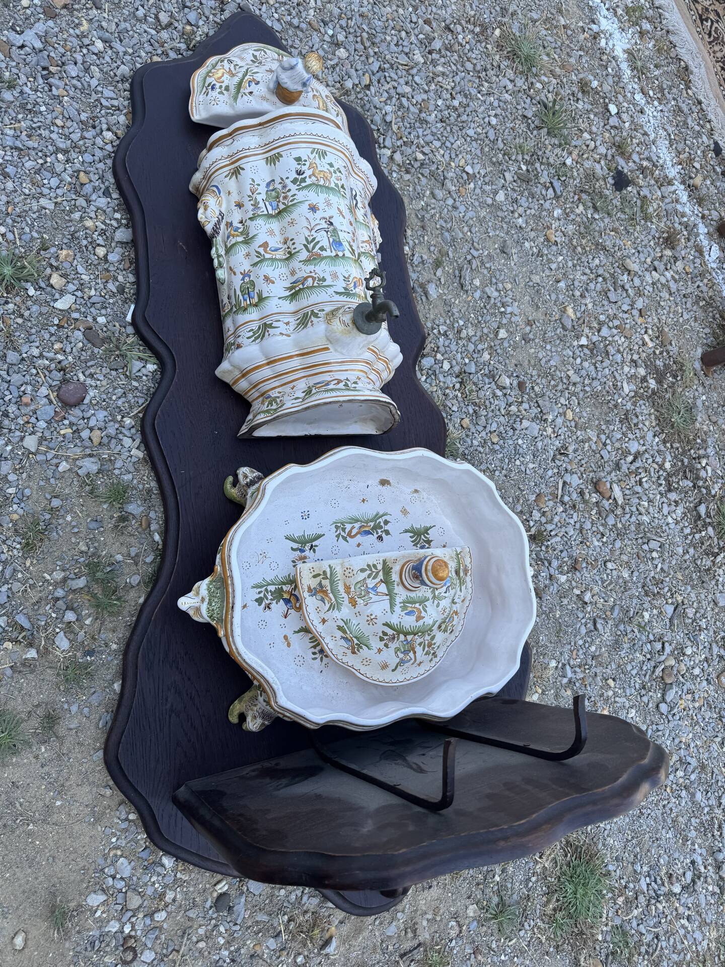 Wall fountain and its basin in Moustiers earthenware, handmade decoration.