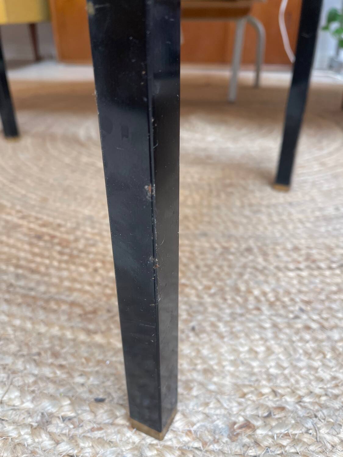 Table d’appoint verre et métal noir et or, 1970