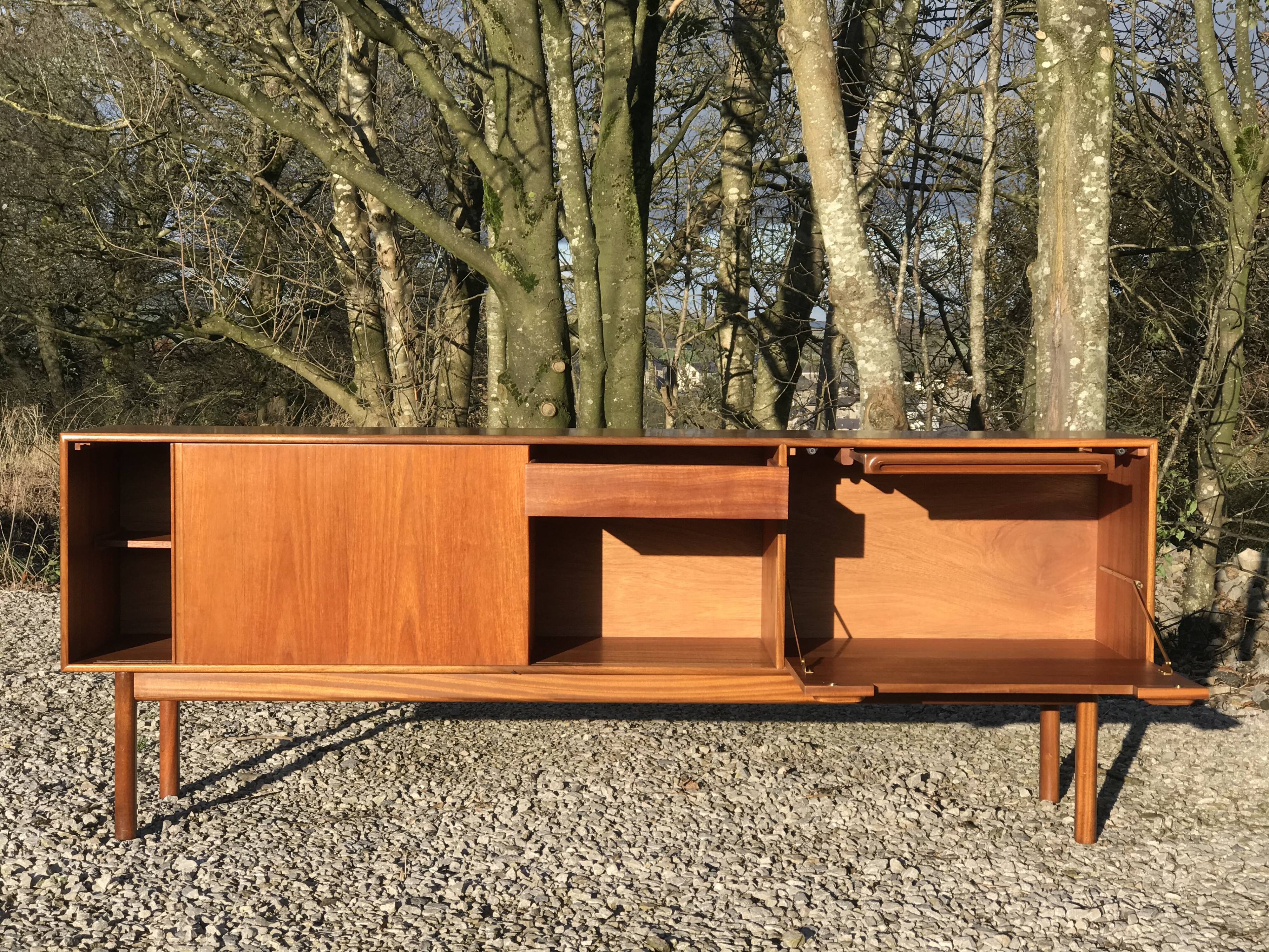 Enfilade en teck de Tom Robertson pour McIntosh années 1960, Collection Portes coulissantes Sunburst